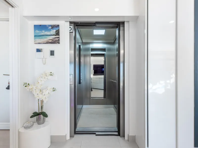 Amazing duplex penthouse with 360 views, situated in a commanding position at the top of the La Cala valley enjoying sweeping landscapes which stretch for miles, yet it is just an 8 minute drive to the centre of the La Cala village.  One Heights is a sele
