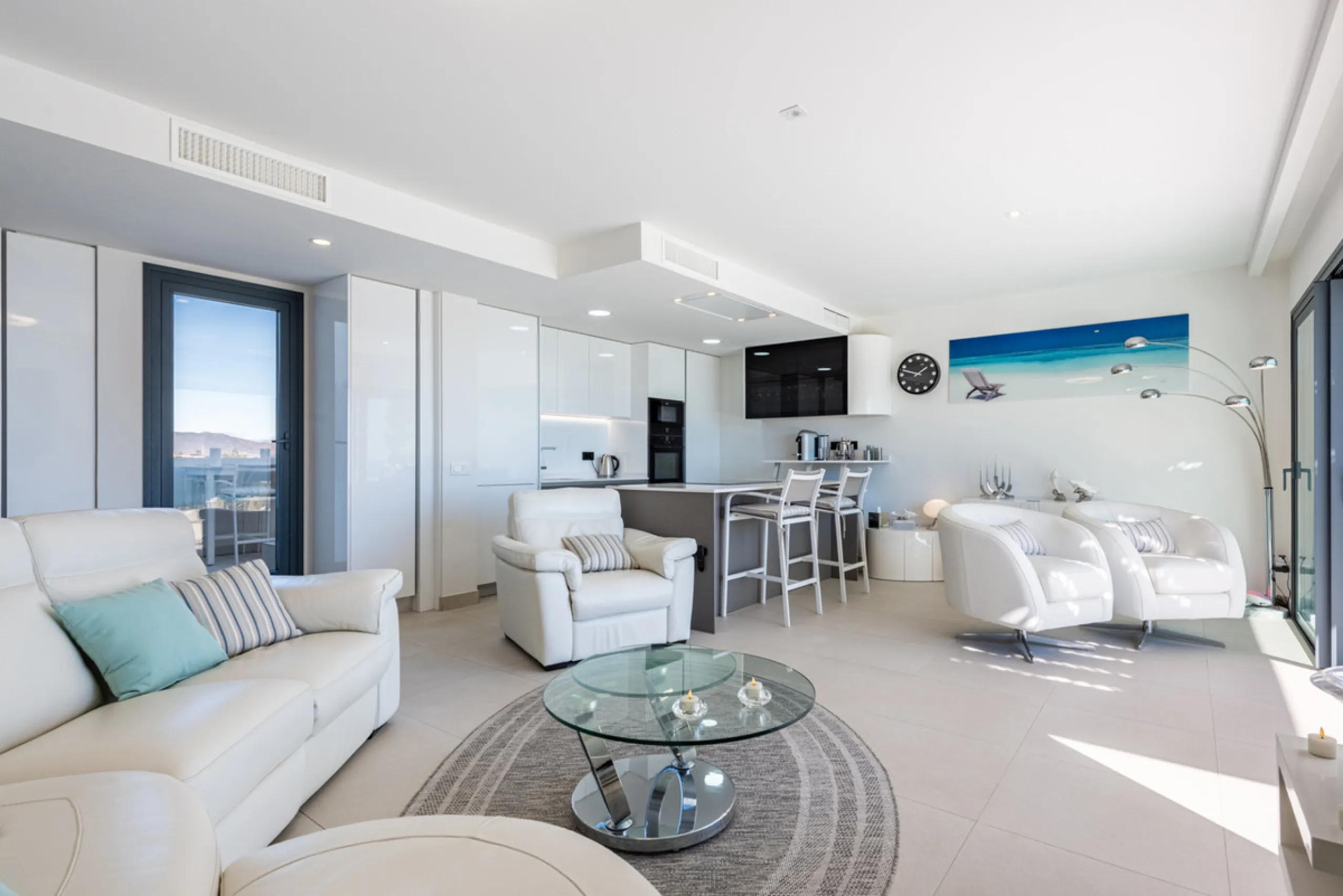 Amazing duplex penthouse with 360 views, situated in a commanding position at the top of the La Cala valley enjoying sweeping landscapes which stretch for miles, yet it is just an 8 minute drive to the centre of the La Cala village.  One Heights is a sele