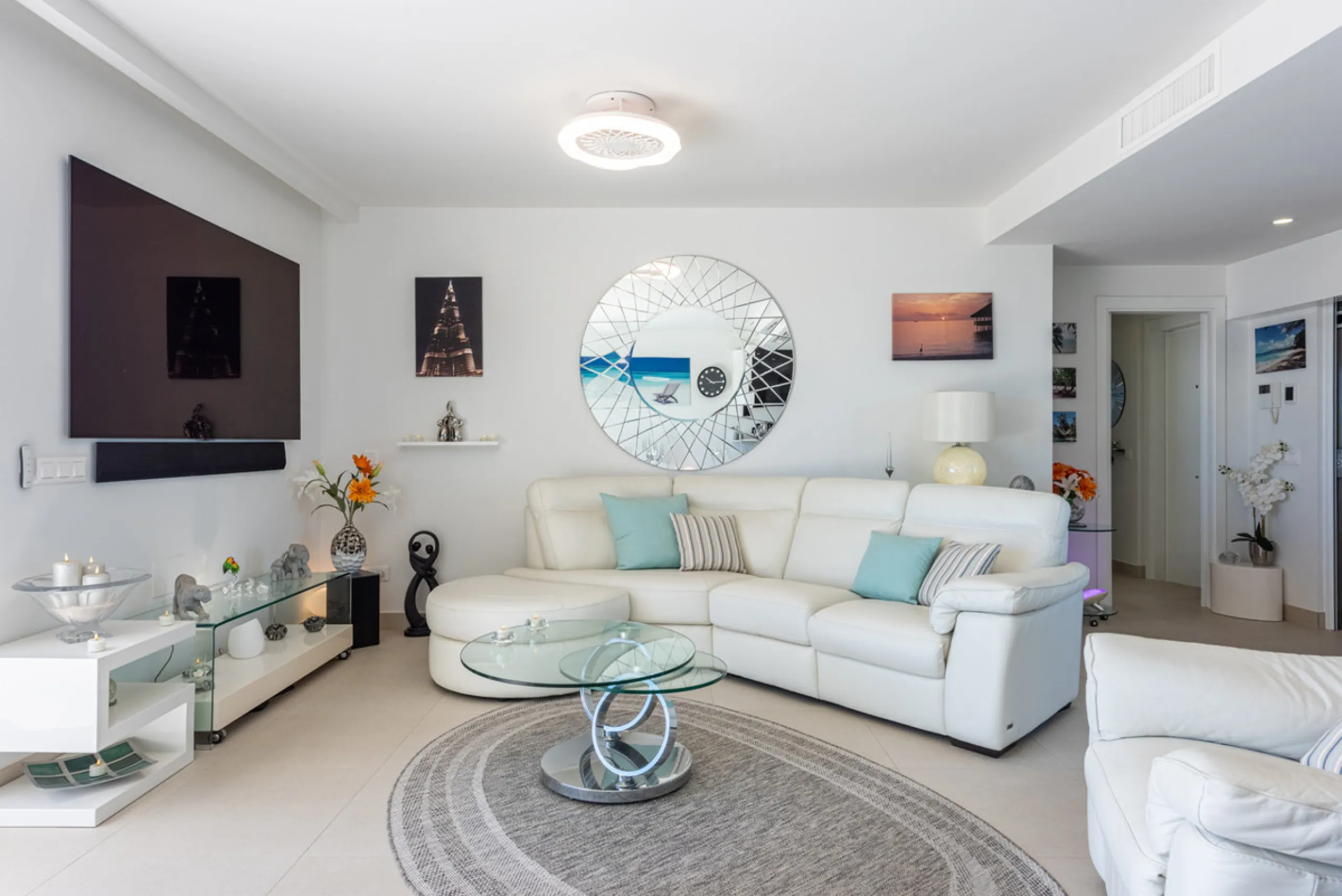 Amazing duplex penthouse with 360 views, situated in a commanding position at the top of the La Cala valley enjoying sweeping landscapes which stretch for miles, yet it is just an 8 minute drive to the centre of the La Cala village.  One Heights is a sele