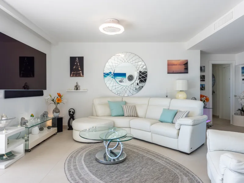 Amazing duplex penthouse with 360 views, situated in a commanding position at the top of the La Cala valley enjoying sweeping landscapes which stretch for miles, yet it is just an 8 minute drive to the centre of the La Cala village.  One Heights is a sele