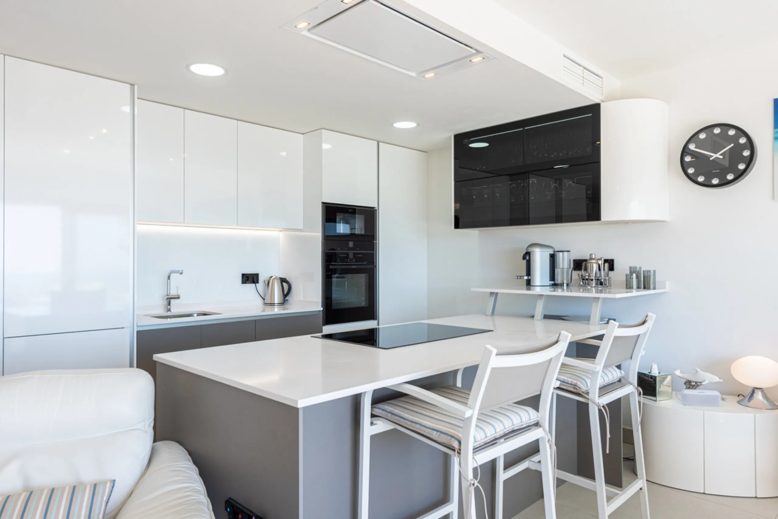 Amazing duplex penthouse with 360 views, situated in a commanding position at the top of the La Cala valley enjoying sweeping landscapes which stretch for miles, yet it is just an 8 minute drive to the centre of the La Cala village.  One Heights is a sele