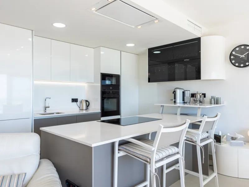 Amazing duplex penthouse with 360 views, situated in a commanding position at the top of the La Cala valley enjoying sweeping landscapes which stretch for miles, yet it is just an 8 minute drive to the centre of the La Cala village.  One Heights is a sele