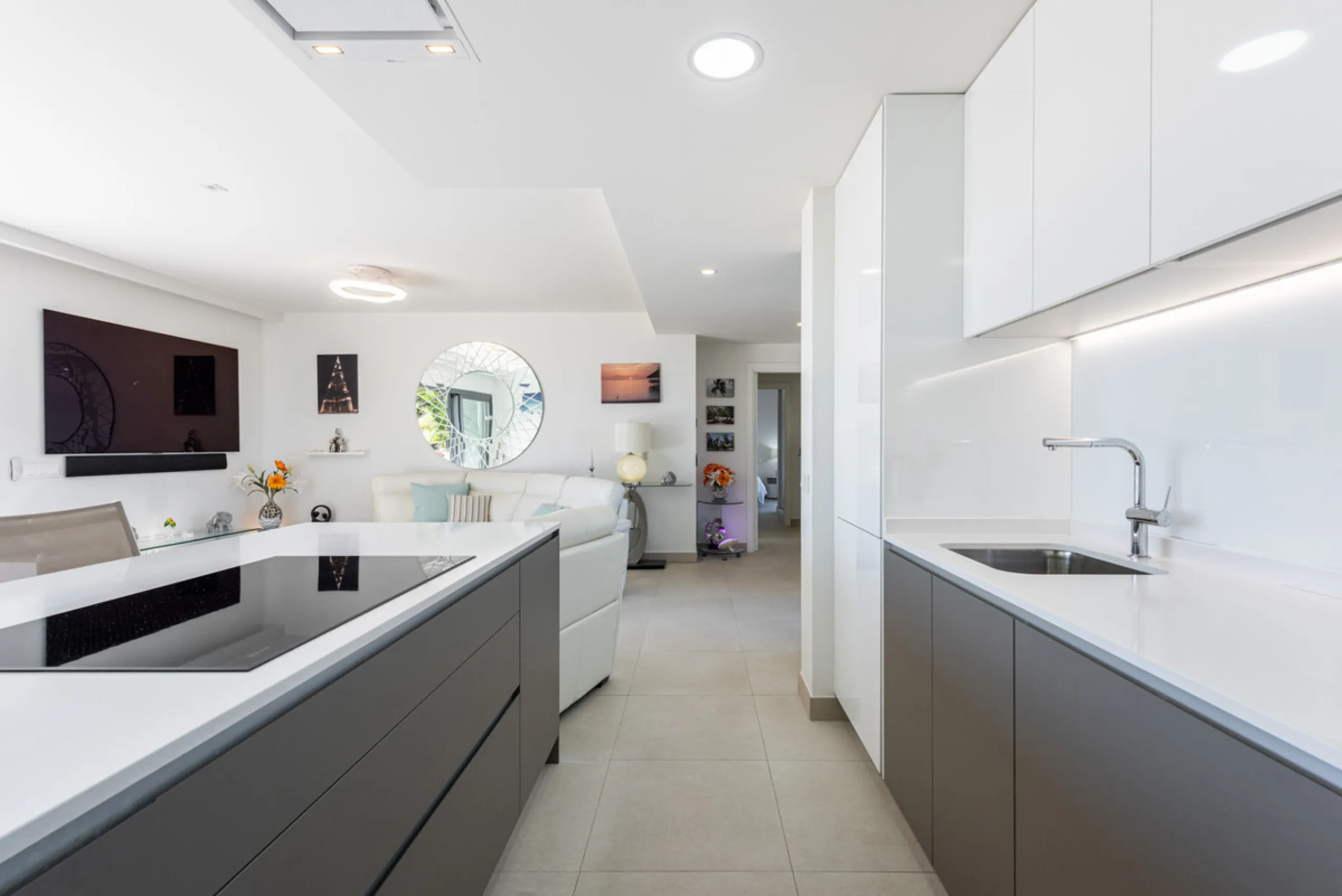 Amazing duplex penthouse with 360 views, situated in a commanding position at the top of the La Cala valley enjoying sweeping landscapes which stretch for miles, yet it is just an 8 minute drive to the centre of the La Cala village.  One Heights is a sele