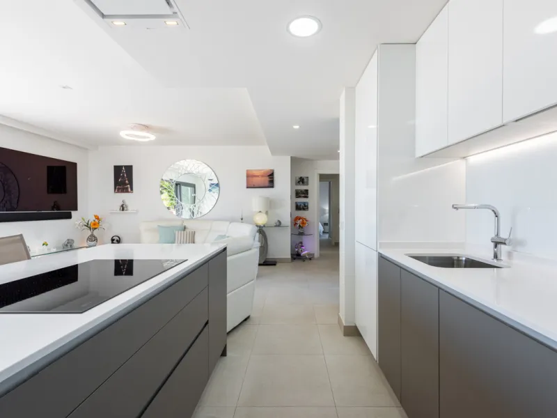 Amazing duplex penthouse with 360 views, situated in a commanding position at the top of the La Cala valley enjoying sweeping landscapes which stretch for miles, yet it is just an 8 minute drive to the centre of the La Cala village.  One Heights is a sele