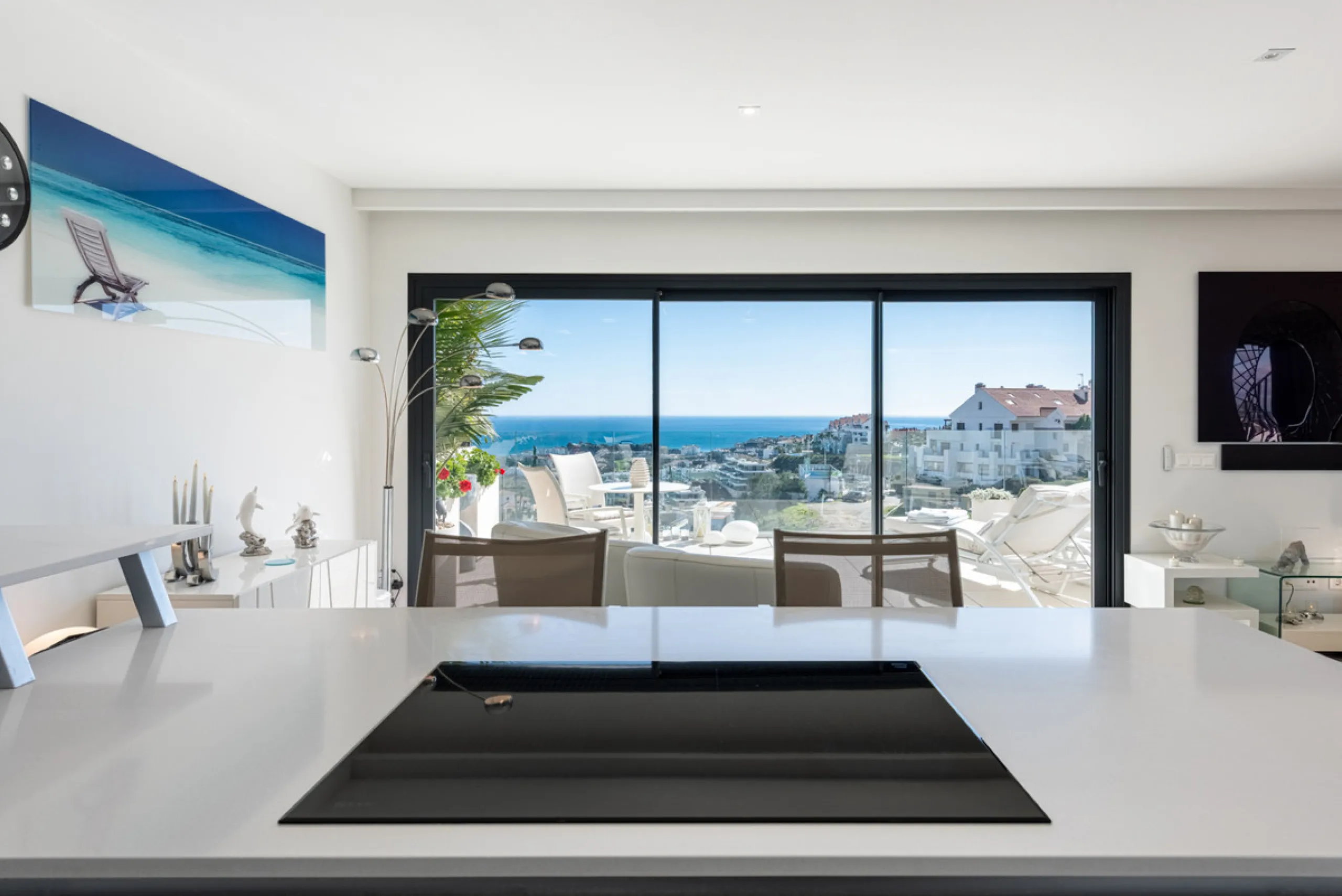Amazing duplex penthouse with 360 views, situated in a commanding position at the top of the La Cala valley enjoying sweeping landscapes which stretch for miles, yet it is just an 8 minute drive to the centre of the La Cala village.  One Heights is a sele