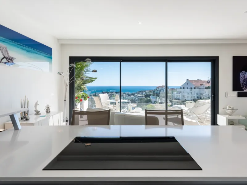 Amazing duplex penthouse with 360 views, situated in a commanding position at the top of the La Cala valley enjoying sweeping landscapes which stretch for miles, yet it is just an 8 minute drive to the centre of the La Cala village.  One Heights is a sele