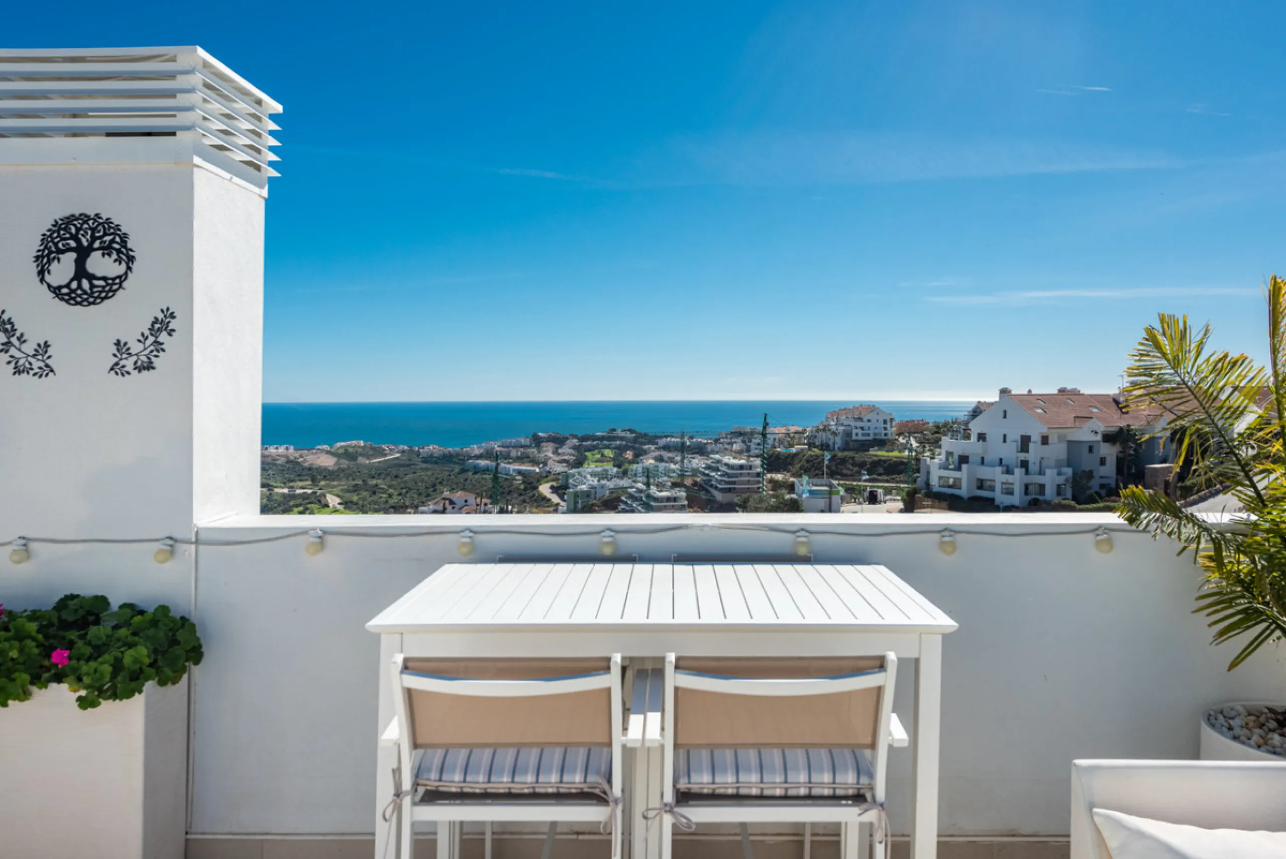 Amazing duplex penthouse with 360 views, situated in a commanding position at the top of the La Cala valley enjoying sweeping landscapes which stretch for miles, yet it is just an 8 minute drive to the centre of the La Cala village.  One Heights is a sele