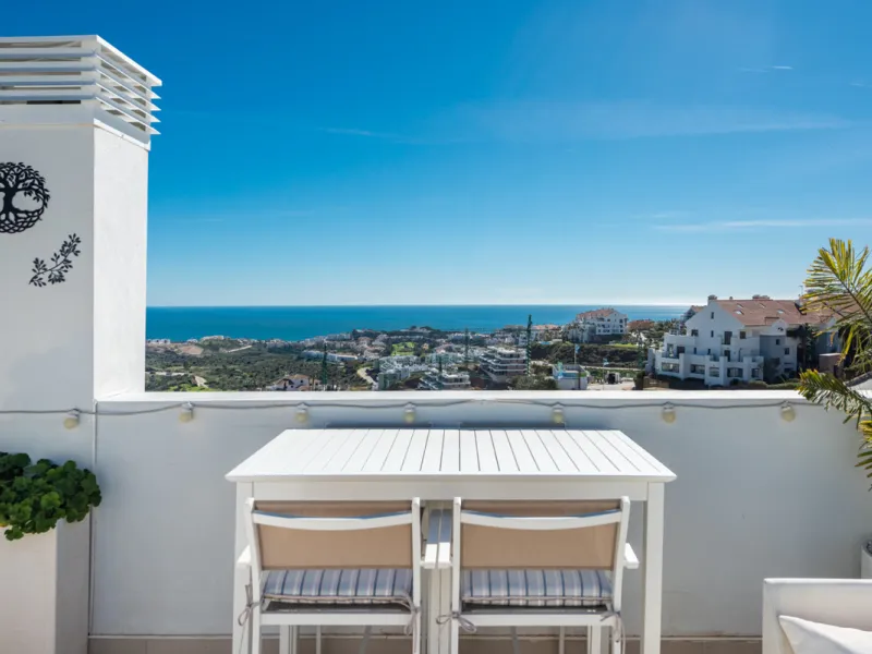 Amazing duplex penthouse with 360 views, situated in a commanding position at the top of the La Cala valley enjoying sweeping landscapes which stretch for miles, yet it is just an 8 minute drive to the centre of the La Cala village.  One Heights is a sele