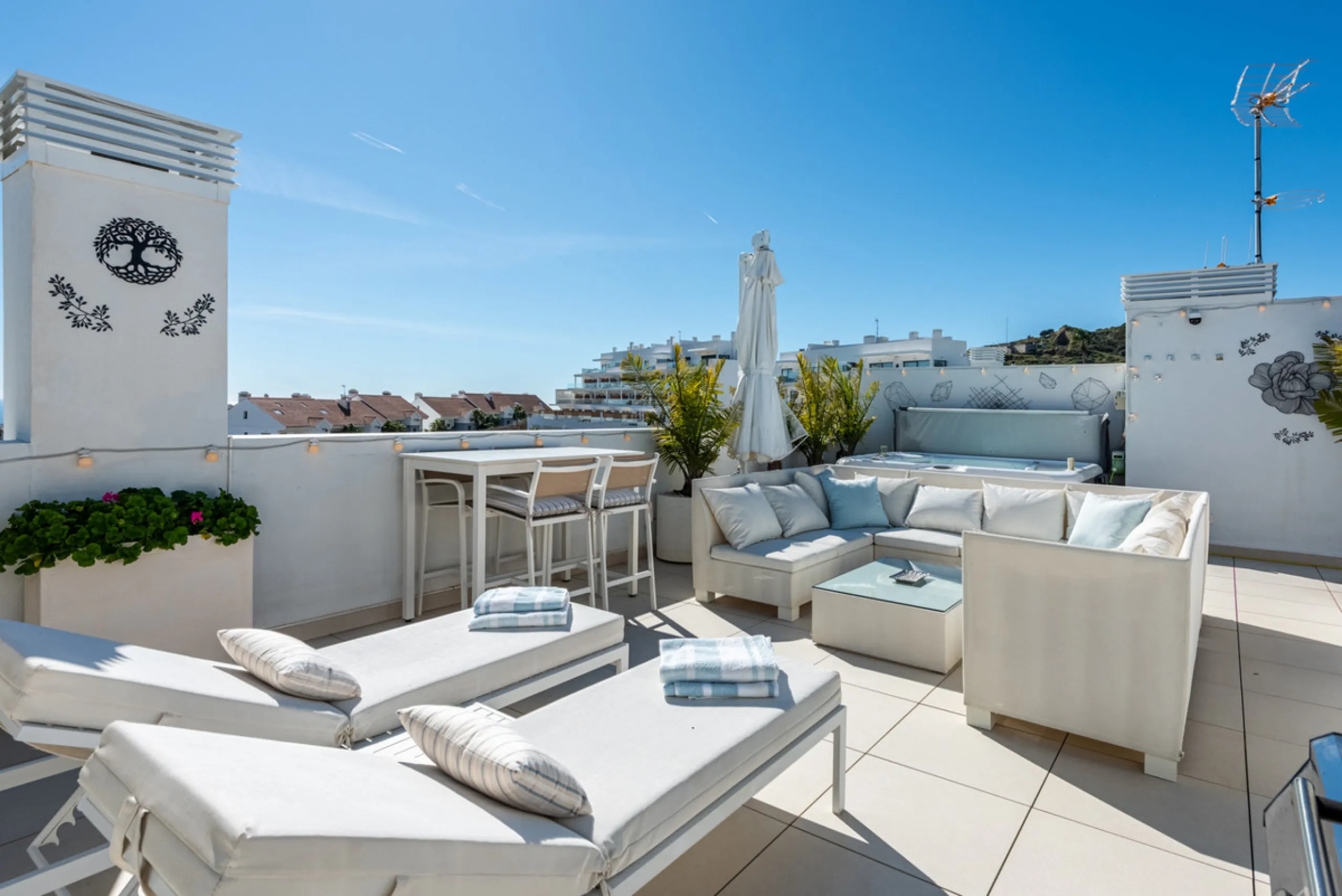 Amazing duplex penthouse with 360 views, situated in a commanding position at the top of the La Cala valley enjoying sweeping landscapes which stretch for miles, yet it is just an 8 minute drive to the centre of the La Cala village.  One Heights is a sele