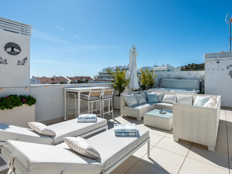 Amazing duplex penthouse with 360 views, situated in a commanding position at the top of the La Cala valley enjoying sweeping landscapes which stretch for miles, yet it is just an 8 minute drive to the centre of the La Cala village.  One Heights is a sele