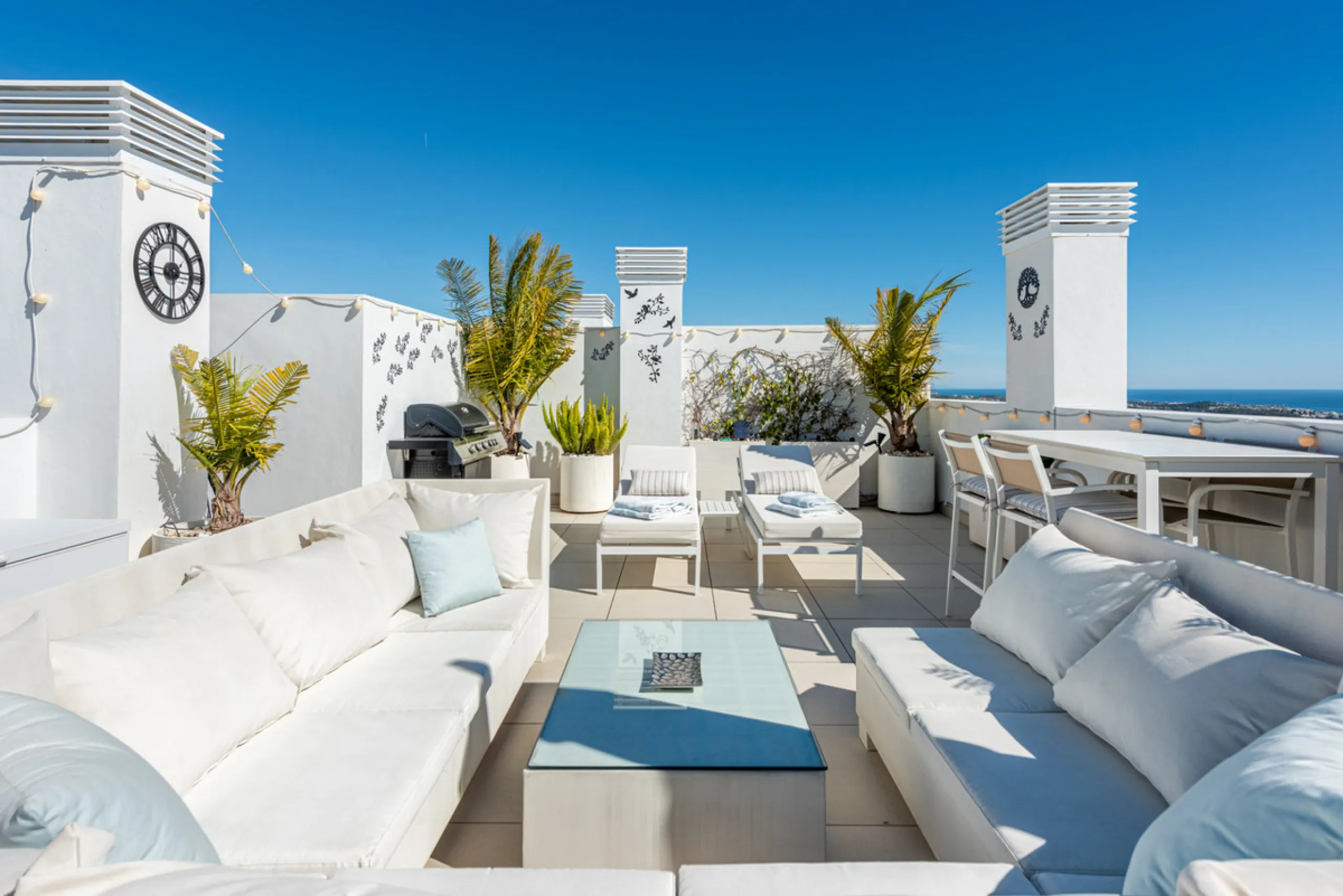 Amazing duplex penthouse with 360 views, situated in a commanding position at the top of the La Cala valley enjoying sweeping landscapes which stretch for miles, yet it is just an 8 minute drive to the centre of the La Cala village.  One Heights is a sele