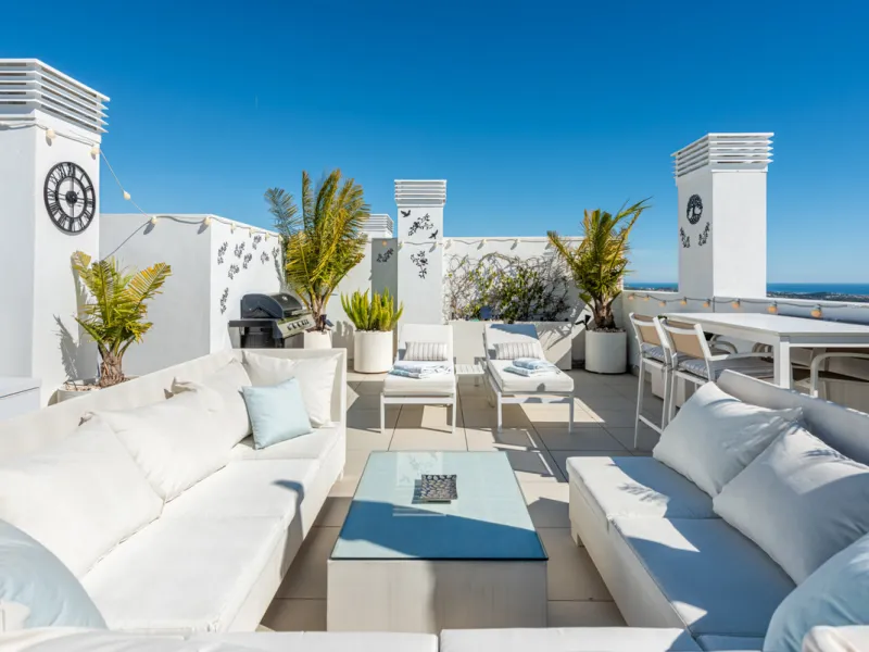 Amazing duplex penthouse with 360 views, situated in a commanding position at the top of the La Cala valley enjoying sweeping landscapes which stretch for miles, yet it is just an 8 minute drive to the centre of the La Cala village.  One Heights is a sele