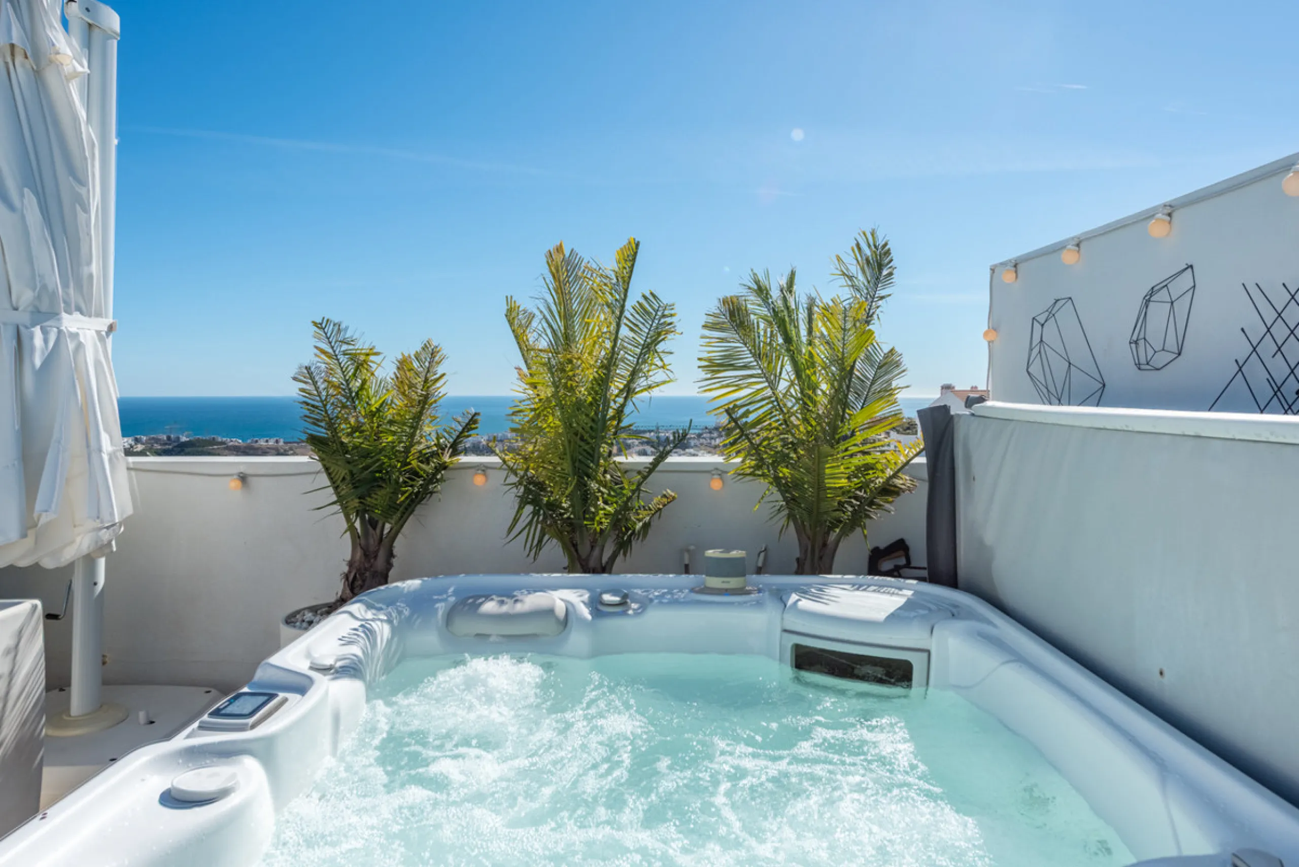 Amazing duplex penthouse with 360 views, situated in a commanding position at the top of the La Cala valley enjoying sweeping landscapes which stretch for miles, yet it is just an 8 minute drive to the centre of the La Cala village.  One Heights is a sele