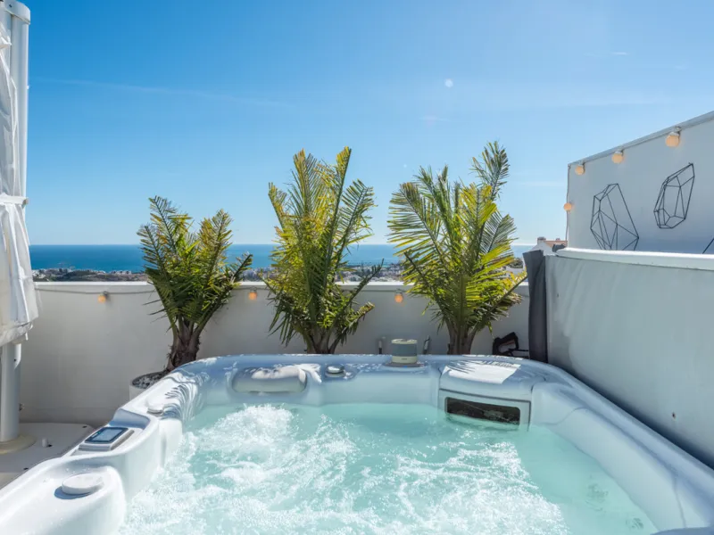Amazing duplex penthouse with 360 views, situated in a commanding position at the top of the La Cala valley enjoying sweeping landscapes which stretch for miles, yet it is just an 8 minute drive to the centre of the La Cala village.  One Heights is a sele