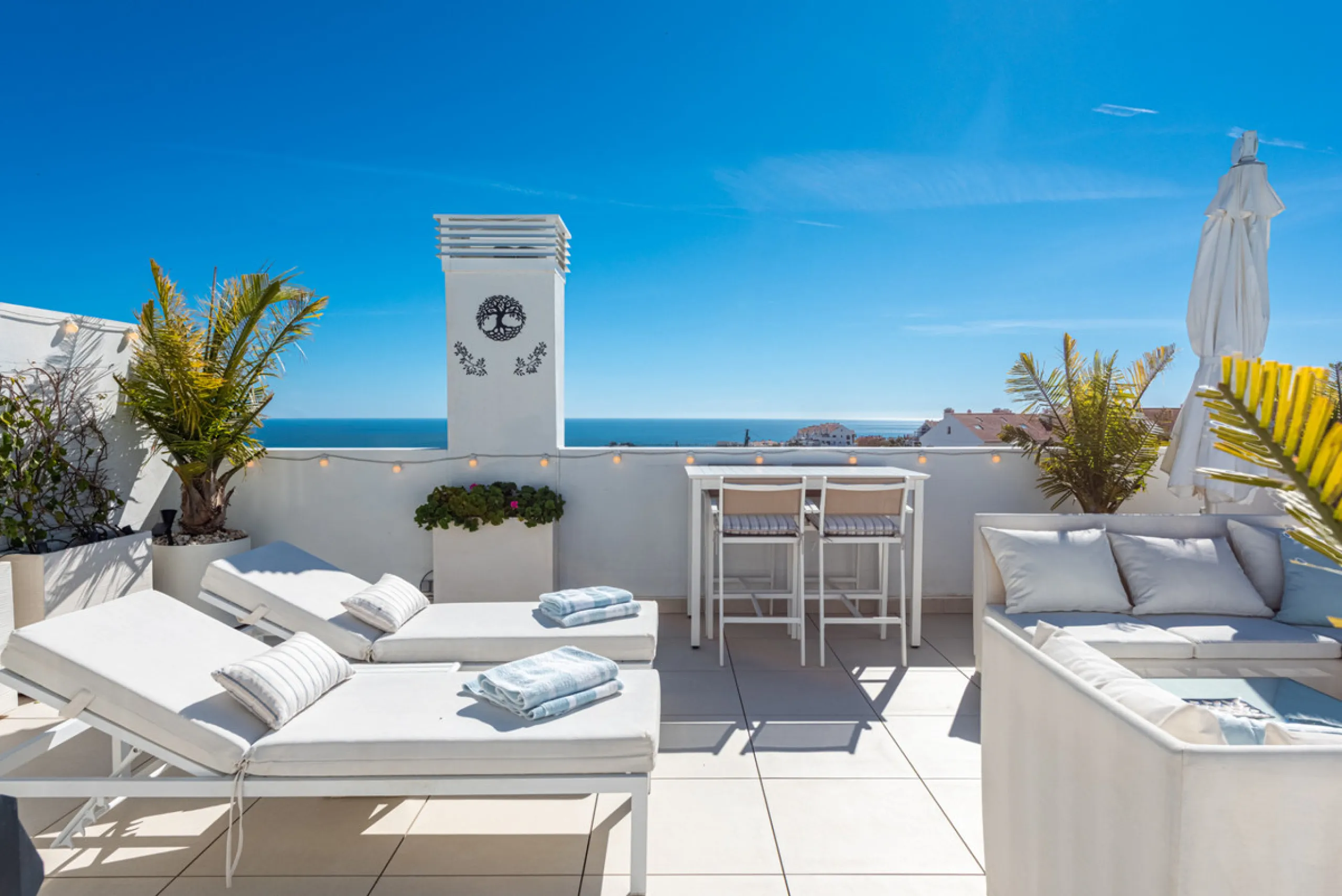Amazing duplex penthouse with 360 views, situated in a commanding position at the top of the La Cala valley enjoying sweeping landscapes which stretch for miles, yet it is just an 8 minute drive to the centre of the La Cala village.  One Heights is a sele