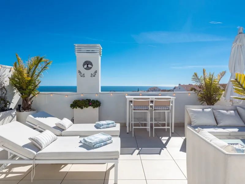 Amazing duplex penthouse with 360 views, situated in a commanding position at the top of the La Cala valley enjoying sweeping landscapes which stretch for miles, yet it is just an 8 minute drive to the centre of the La Cala village.  One Heights is a sele