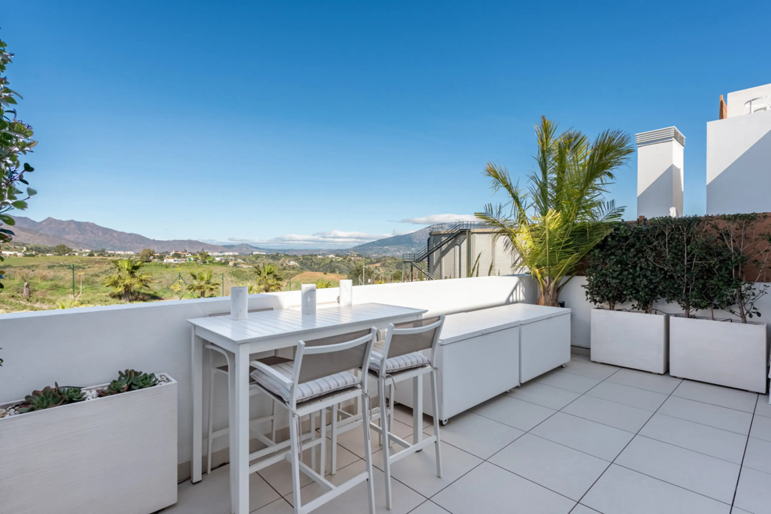 Amazing duplex penthouse with 360 views, situated in a commanding position at the top of the La Cala valley enjoying sweeping landscapes which stretch for miles, yet it is just an 8 minute drive to the centre of the La Cala village.  One Heights is a sele