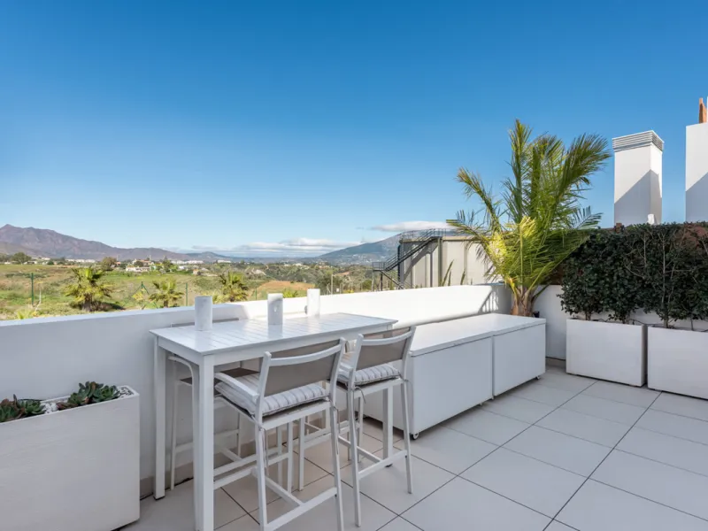 Amazing duplex penthouse with 360 views, situated in a commanding position at the top of the La Cala valley enjoying sweeping landscapes which stretch for miles, yet it is just an 8 minute drive to the centre of the La Cala village.  One Heights is a sele