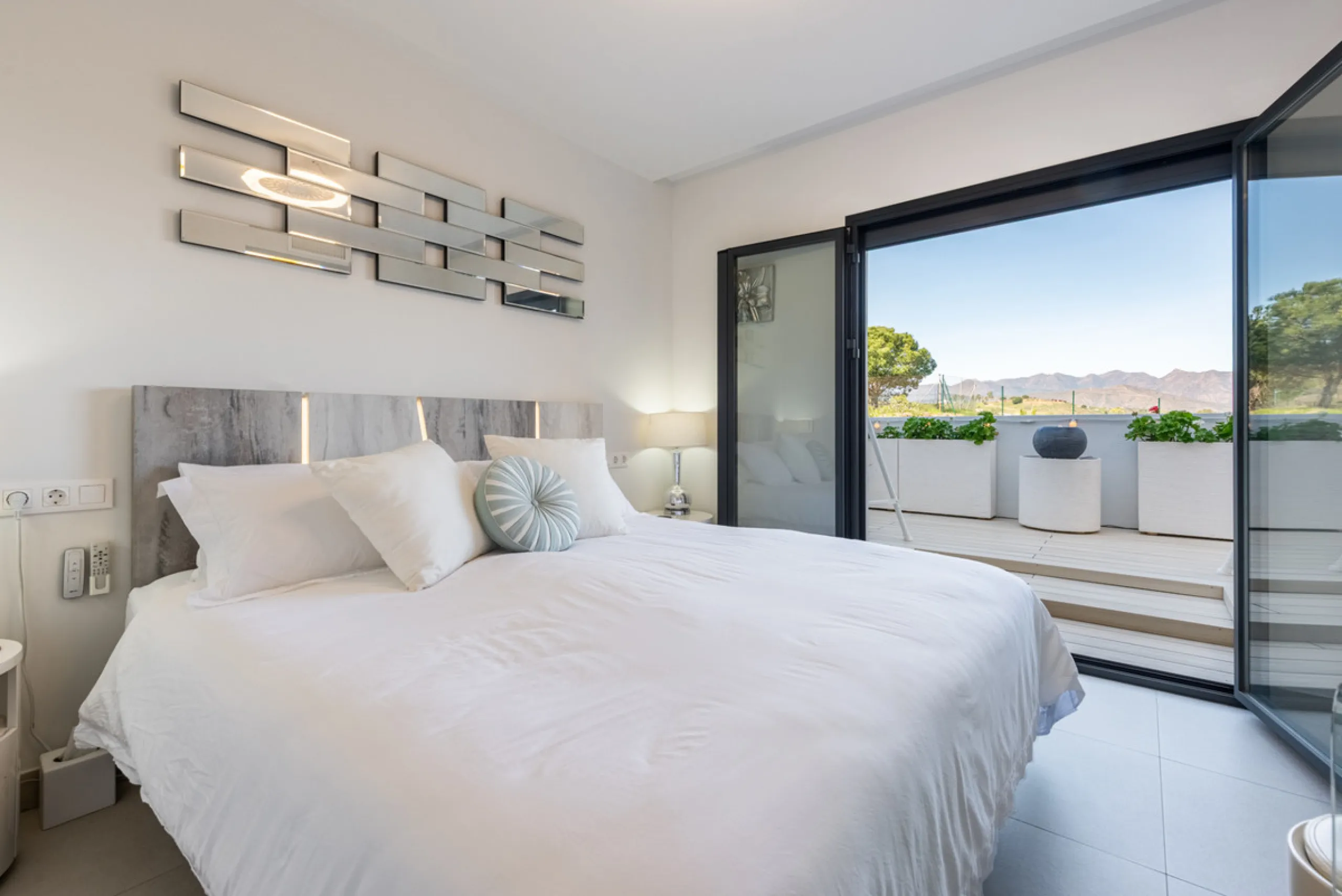 Amazing duplex penthouse with 360 views, situated in a commanding position at the top of the La Cala valley enjoying sweeping landscapes which stretch for miles, yet it is just an 8 minute drive to the centre of the La Cala village.  One Heights is a sele