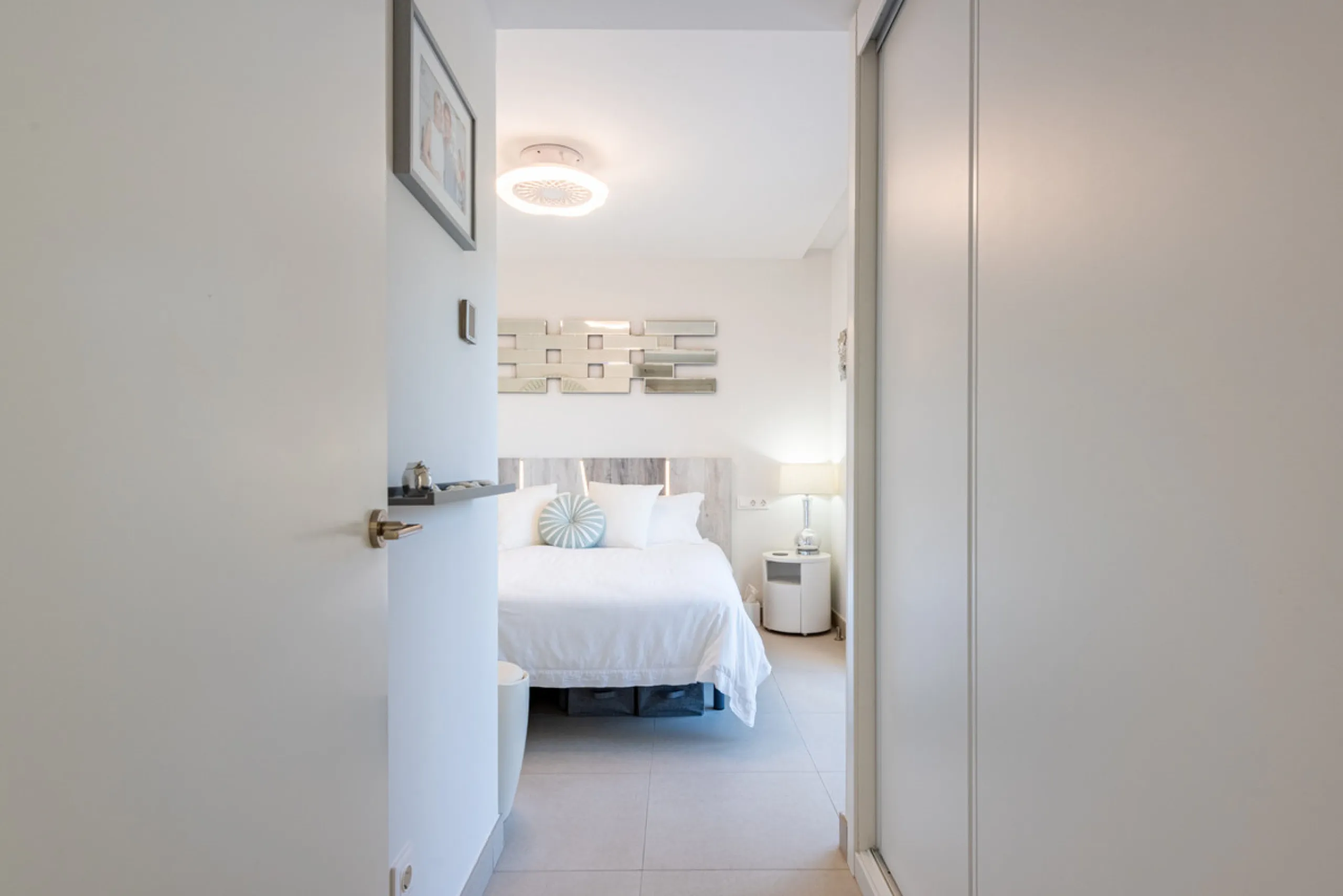 Amazing duplex penthouse with 360 views, situated in a commanding position at the top of the La Cala valley enjoying sweeping landscapes which stretch for miles, yet it is just an 8 minute drive to the centre of the La Cala village.  One Heights is a sele