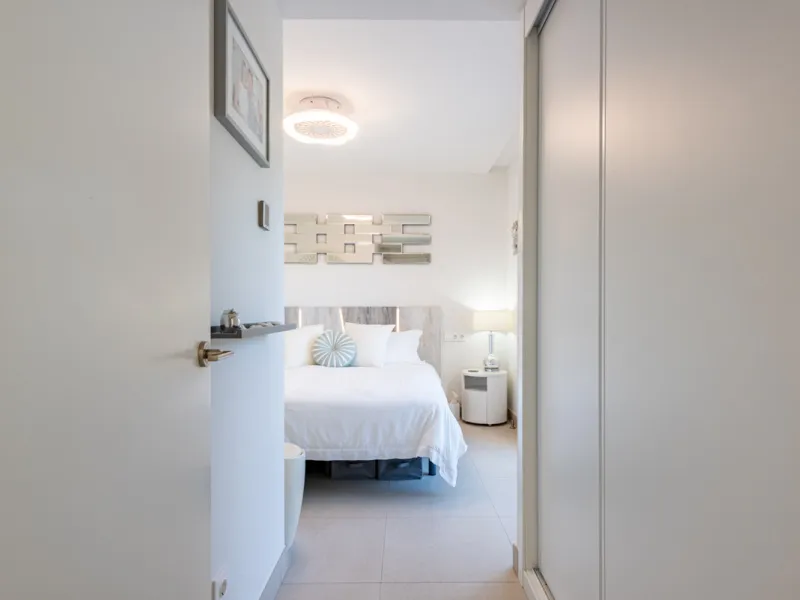 Amazing duplex penthouse with 360 views, situated in a commanding position at the top of the La Cala valley enjoying sweeping landscapes which stretch for miles, yet it is just an 8 minute drive to the centre of the La Cala village.  One Heights is a sele