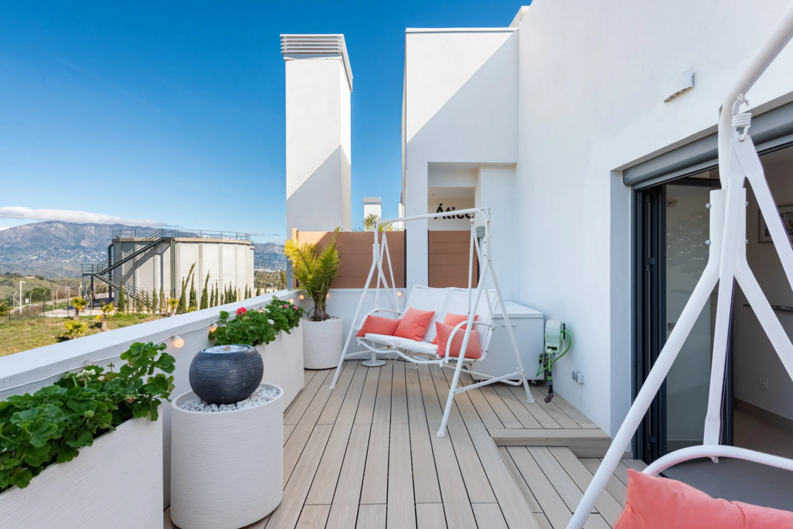 Amazing duplex penthouse with 360 views, situated in a commanding position at the top of the La Cala valley enjoying sweeping landscapes which stretch for miles, yet it is just an 8 minute drive to the centre of the La Cala village.  One Heights is a sele