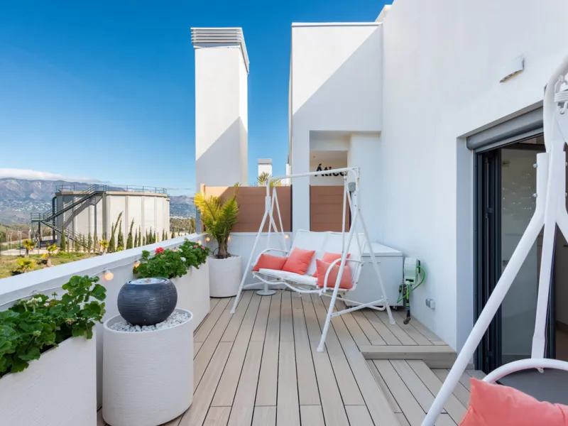 Amazing duplex penthouse with 360 views, situated in a commanding position at the top of the La Cala valley enjoying sweeping landscapes which stretch for miles, yet it is just an 8 minute drive to the centre of the La Cala village.  One Heights is a sele