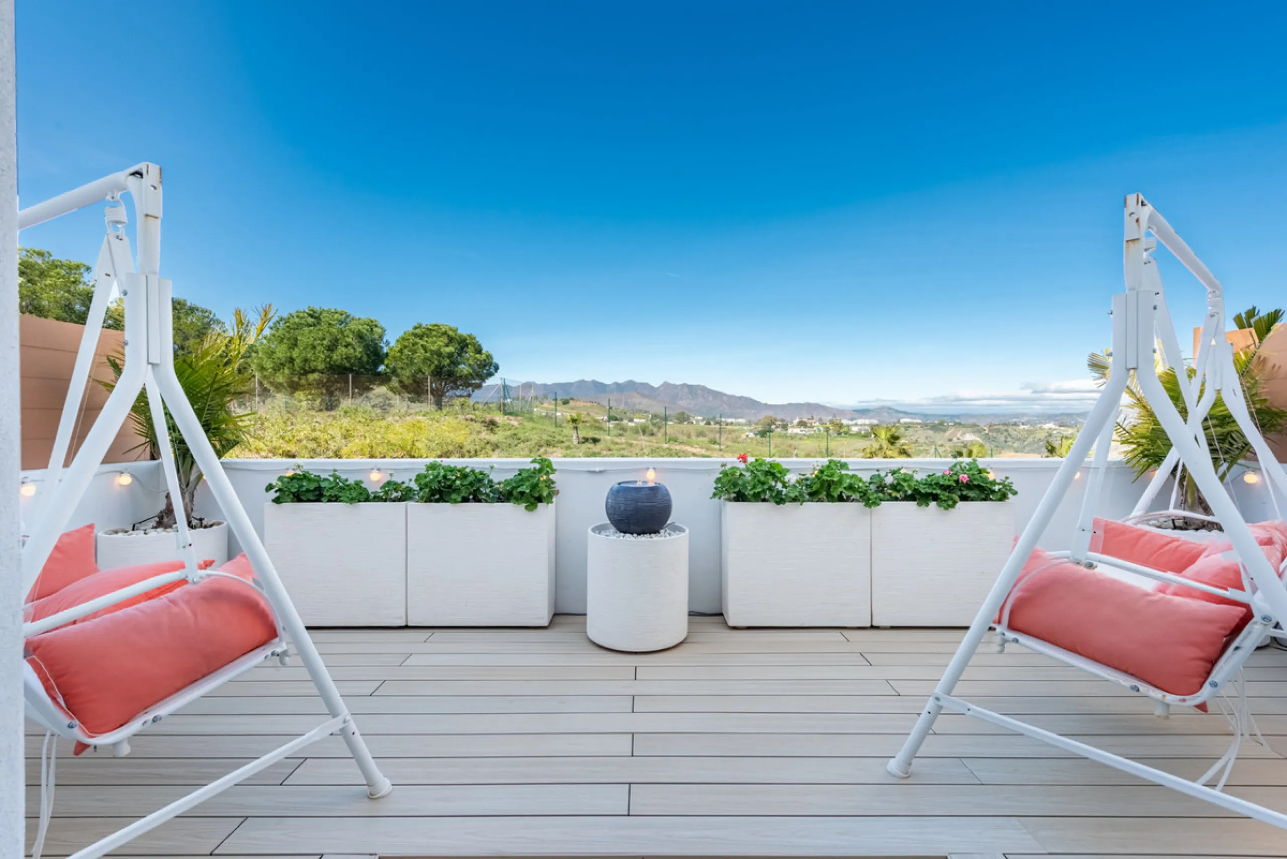 Amazing duplex penthouse with 360 views, situated in a commanding position at the top of the La Cala valley enjoying sweeping landscapes which stretch for miles, yet it is just an 8 minute drive to the centre of the La Cala village.  One Heights is a sele