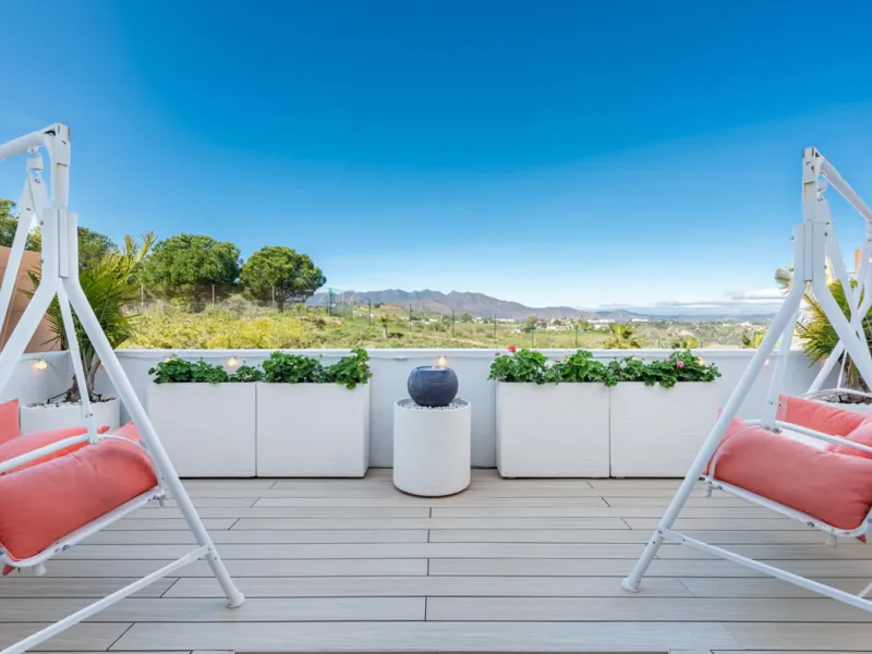 Amazing duplex penthouse with 360 views, situated in a commanding position at the top of the La Cala valley enjoying sweeping landscapes which stretch for miles, yet it is just an 8 minute drive to the centre of the La Cala village.  One Heights is a sele