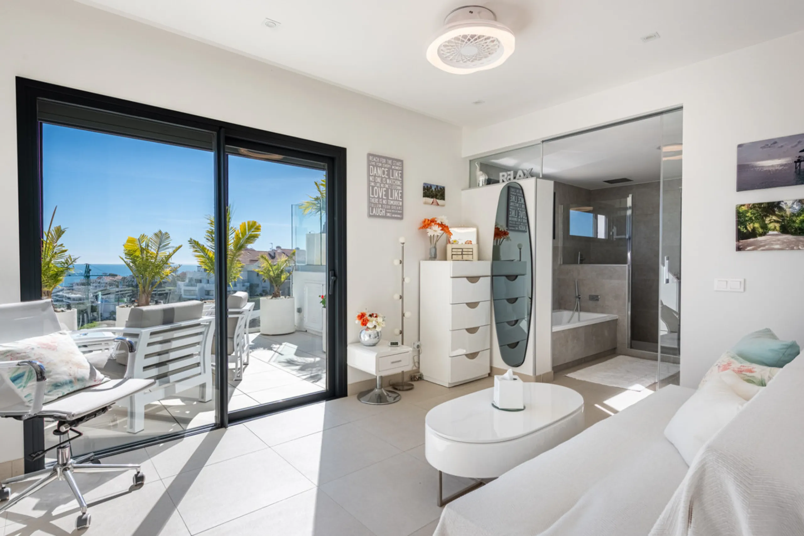 Amazing duplex penthouse with 360 views, situated in a commanding position at the top of the La Cala valley enjoying sweeping landscapes which stretch for miles, yet it is just an 8 minute drive to the centre of the La Cala village.  One Heights is a sele