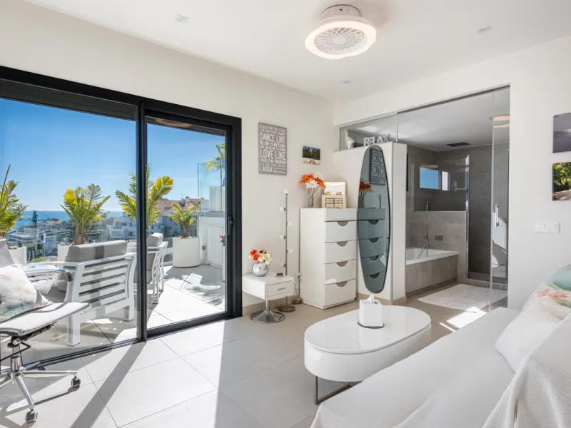 Amazing duplex penthouse with 360 views, situated in a commanding position at the top of the La Cala valley enjoying sweeping landscapes which stretch for miles, yet it is just an 8 minute drive to the centre of the La Cala village.  One Heights is a sele