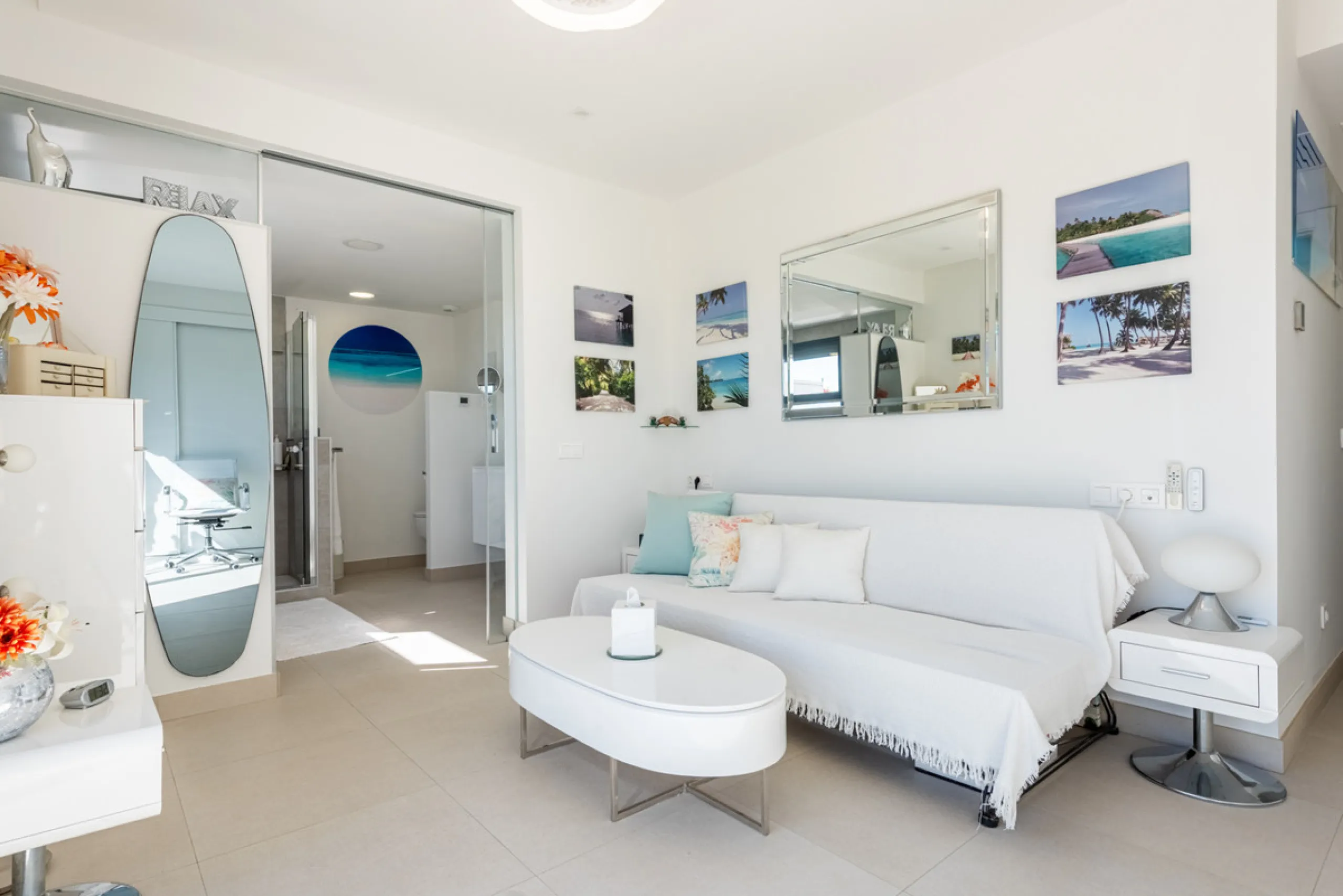 Amazing duplex penthouse with 360 views, situated in a commanding position at the top of the La Cala valley enjoying sweeping landscapes which stretch for miles, yet it is just an 8 minute drive to the centre of the La Cala village.  One Heights is a sele