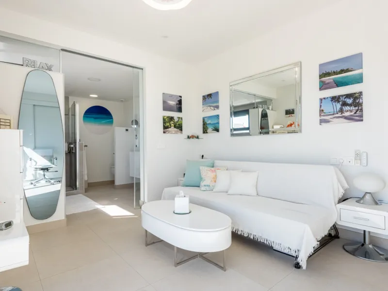 Amazing duplex penthouse with 360 views, situated in a commanding position at the top of the La Cala valley enjoying sweeping landscapes which stretch for miles, yet it is just an 8 minute drive to the centre of the La Cala village.  One Heights is a sele