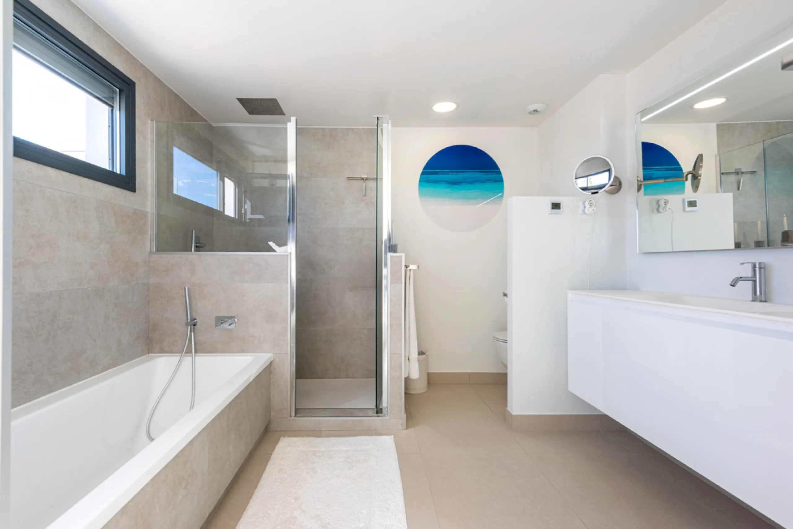 Amazing duplex penthouse with 360 views, situated in a commanding position at the top of the La Cala valley enjoying sweeping landscapes which stretch for miles, yet it is just an 8 minute drive to the centre of the La Cala village.  One Heights is a sele