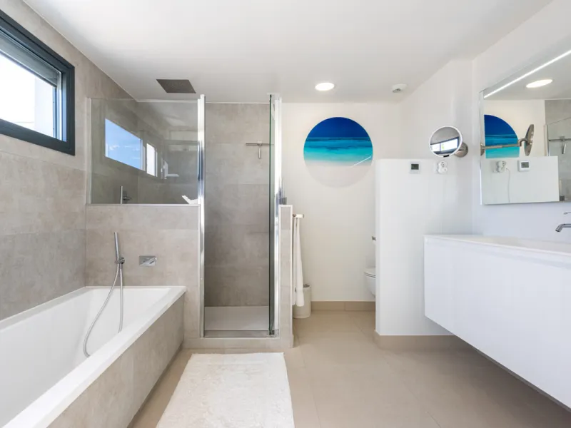 Amazing duplex penthouse with 360 views, situated in a commanding position at the top of the La Cala valley enjoying sweeping landscapes which stretch for miles, yet it is just an 8 minute drive to the centre of the La Cala village.  One Heights is a sele