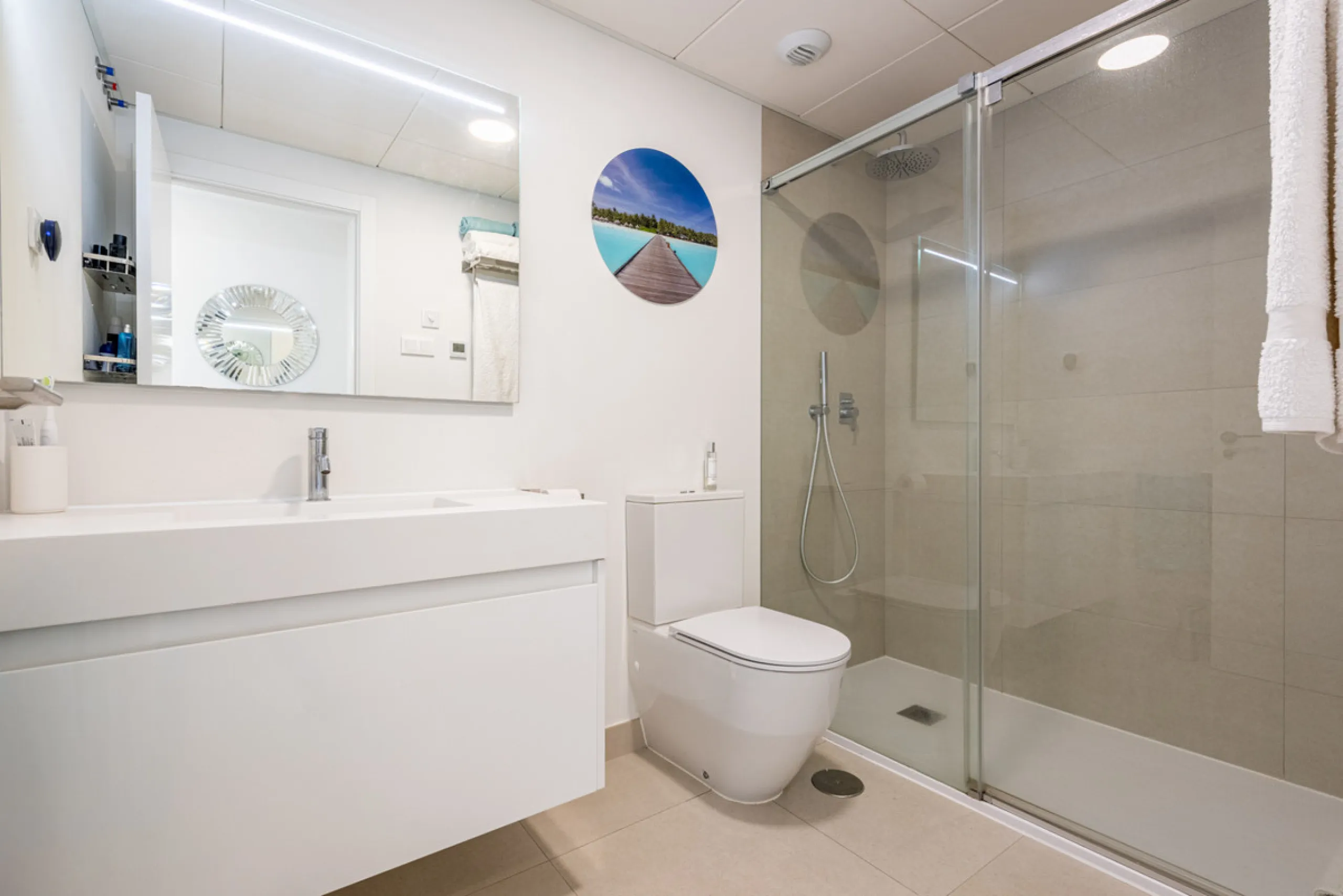 Amazing duplex penthouse with 360 views, situated in a commanding position at the top of the La Cala valley enjoying sweeping landscapes which stretch for miles, yet it is just an 8 minute drive to the centre of the La Cala village.  One Heights is a sele