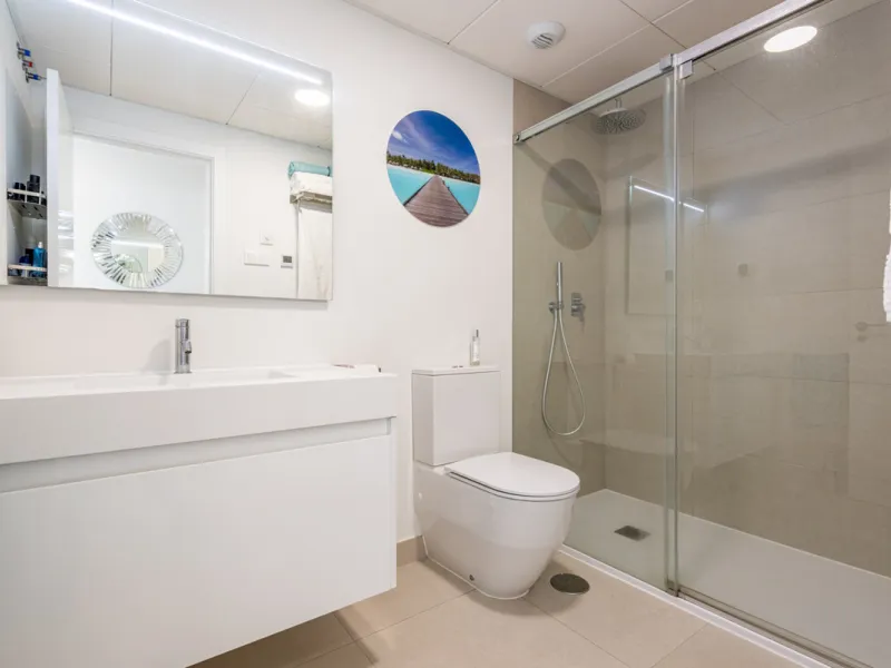 Amazing duplex penthouse with 360 views, situated in a commanding position at the top of the La Cala valley enjoying sweeping landscapes which stretch for miles, yet it is just an 8 minute drive to the centre of the La Cala village.  One Heights is a sele