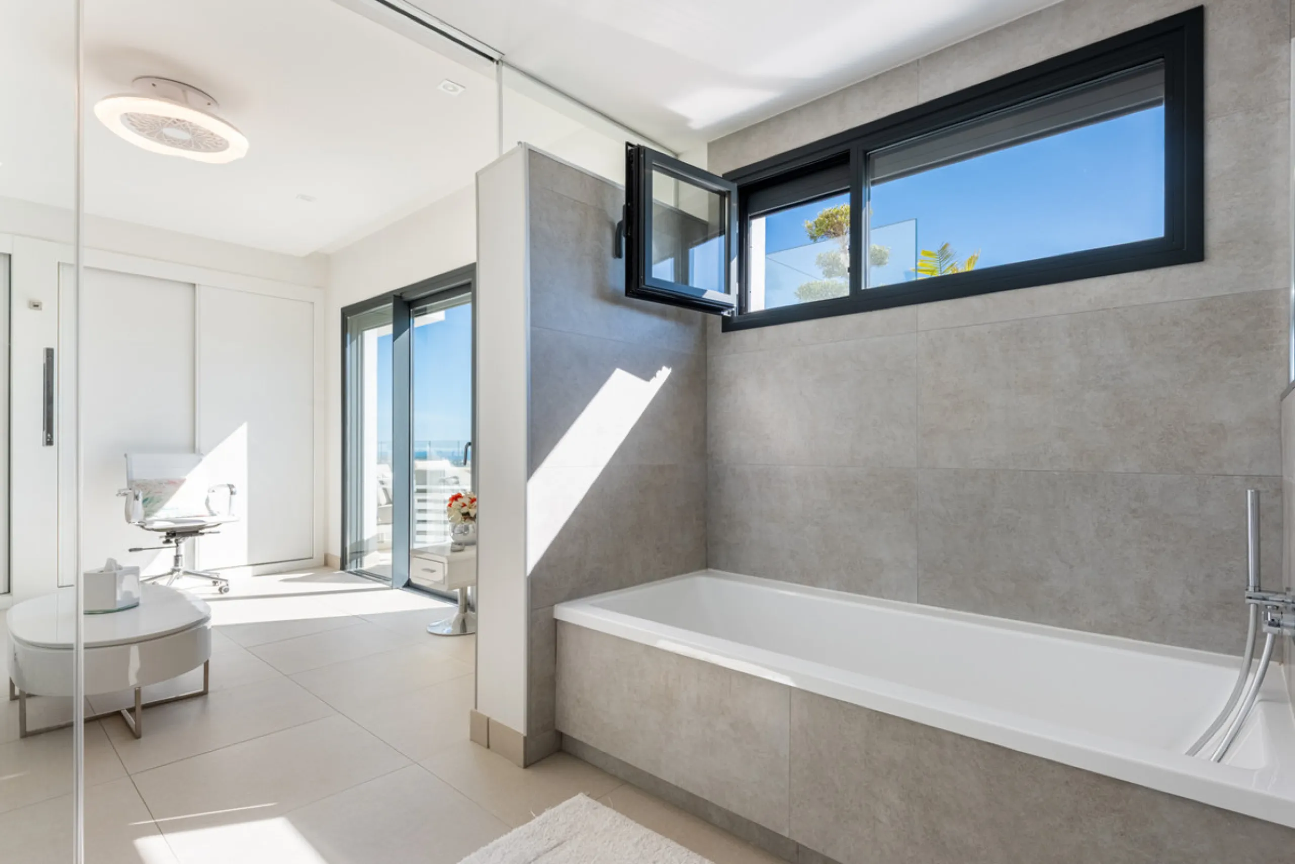 Amazing duplex penthouse with 360 views, situated in a commanding position at the top of the La Cala valley enjoying sweeping landscapes which stretch for miles, yet it is just an 8 minute drive to the centre of the La Cala village.  One Heights is a sele
