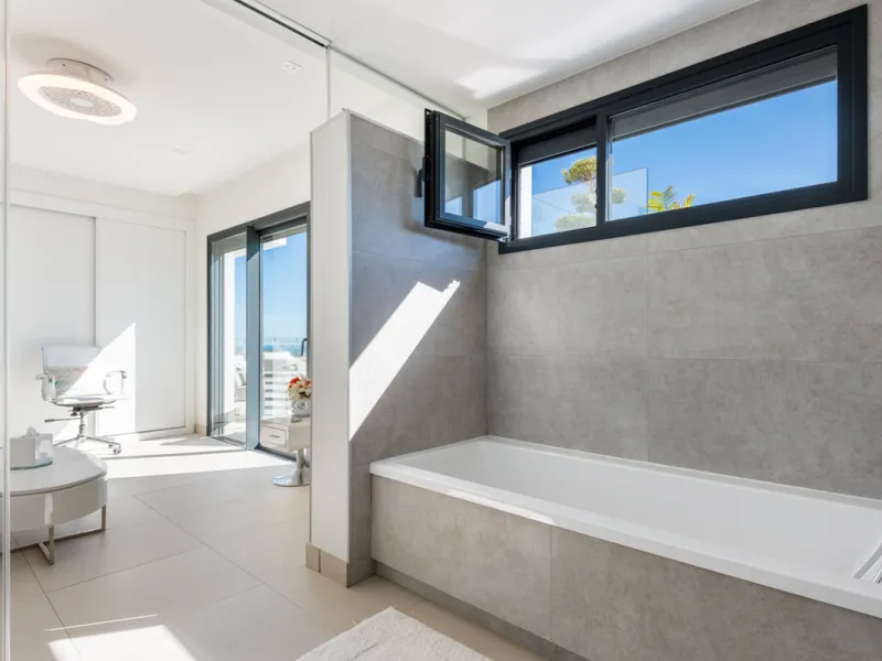 Amazing duplex penthouse with 360 views, situated in a commanding position at the top of the La Cala valley enjoying sweeping landscapes which stretch for miles, yet it is just an 8 minute drive to the centre of the La Cala village.  One Heights is a sele