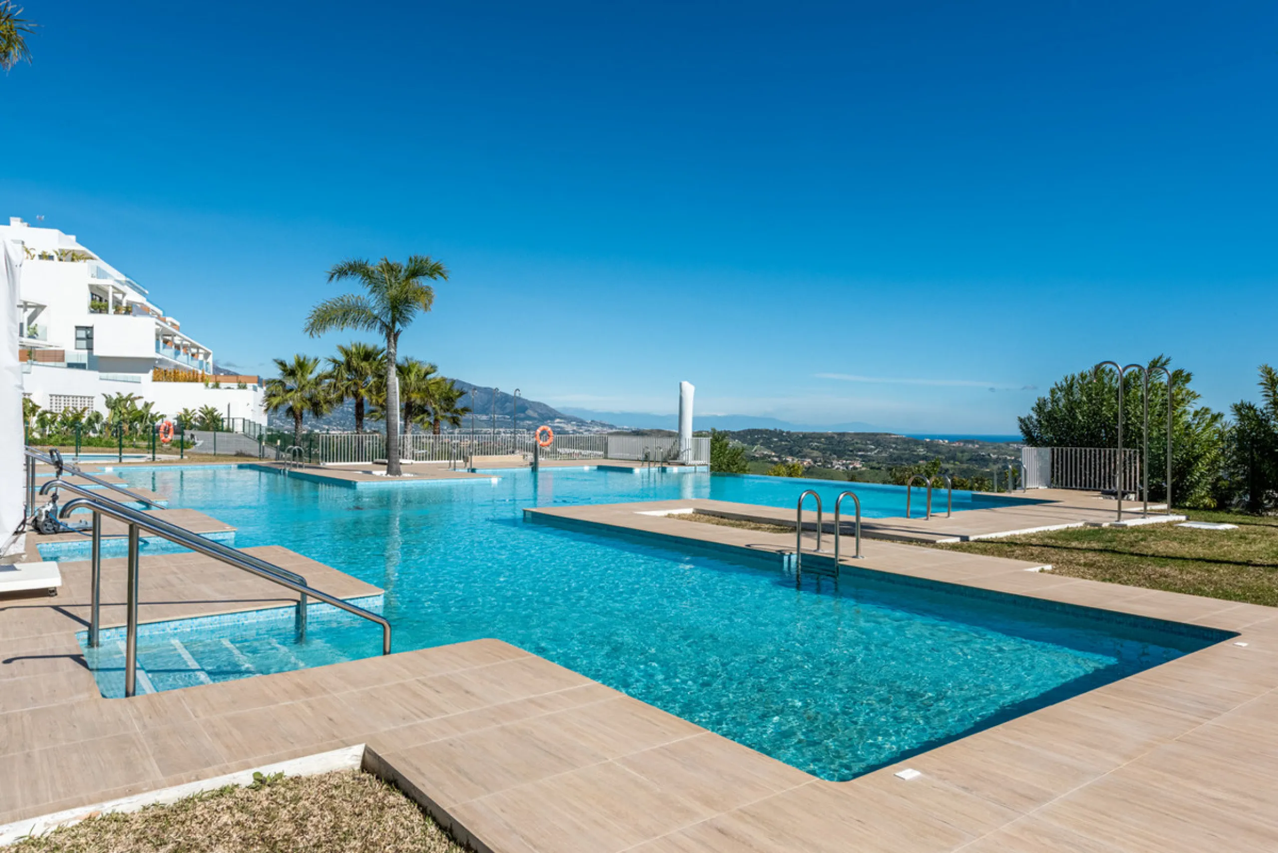 Amazing duplex penthouse with 360 views, situated in a commanding position at the top of the La Cala valley enjoying sweeping landscapes which stretch for miles, yet it is just an 8 minute drive to the centre of the La Cala village.  One Heights is a sele