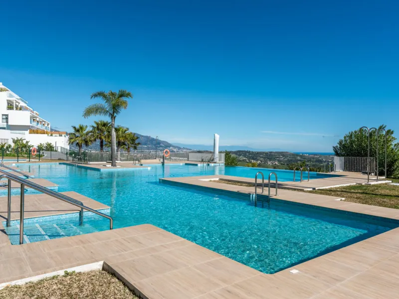 Amazing duplex penthouse with 360 views, situated in a commanding position at the top of the La Cala valley enjoying sweeping landscapes which stretch for miles, yet it is just an 8 minute drive to the centre of the La Cala village.  One Heights is a sele