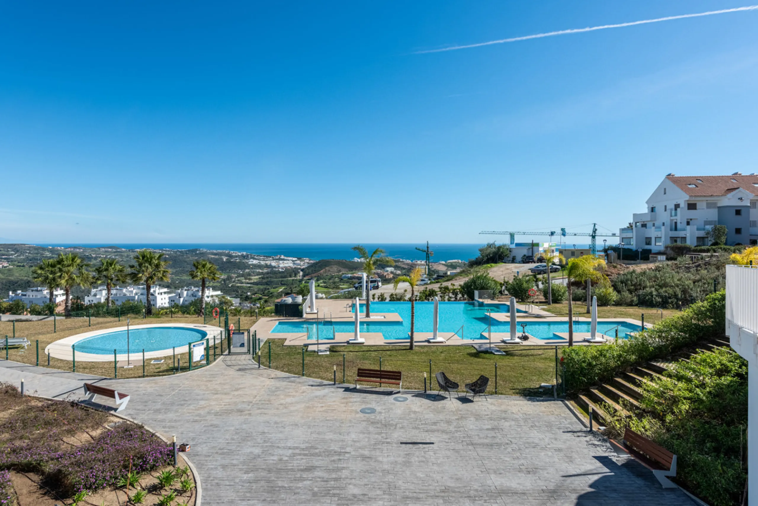 Amazing duplex penthouse with 360 views, situated in a commanding position at the top of the La Cala valley enjoying sweeping landscapes which stretch for miles, yet it is just an 8 minute drive to the centre of the La Cala village.  One Heights is a sele