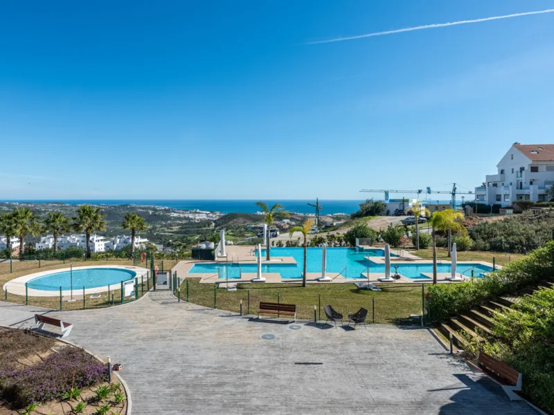 Amazing duplex penthouse with 360 views, situated in a commanding position at the top of the La Cala valley enjoying sweeping landscapes which stretch for miles, yet it is just an 8 minute drive to the centre of the La Cala village.  One Heights is a sele