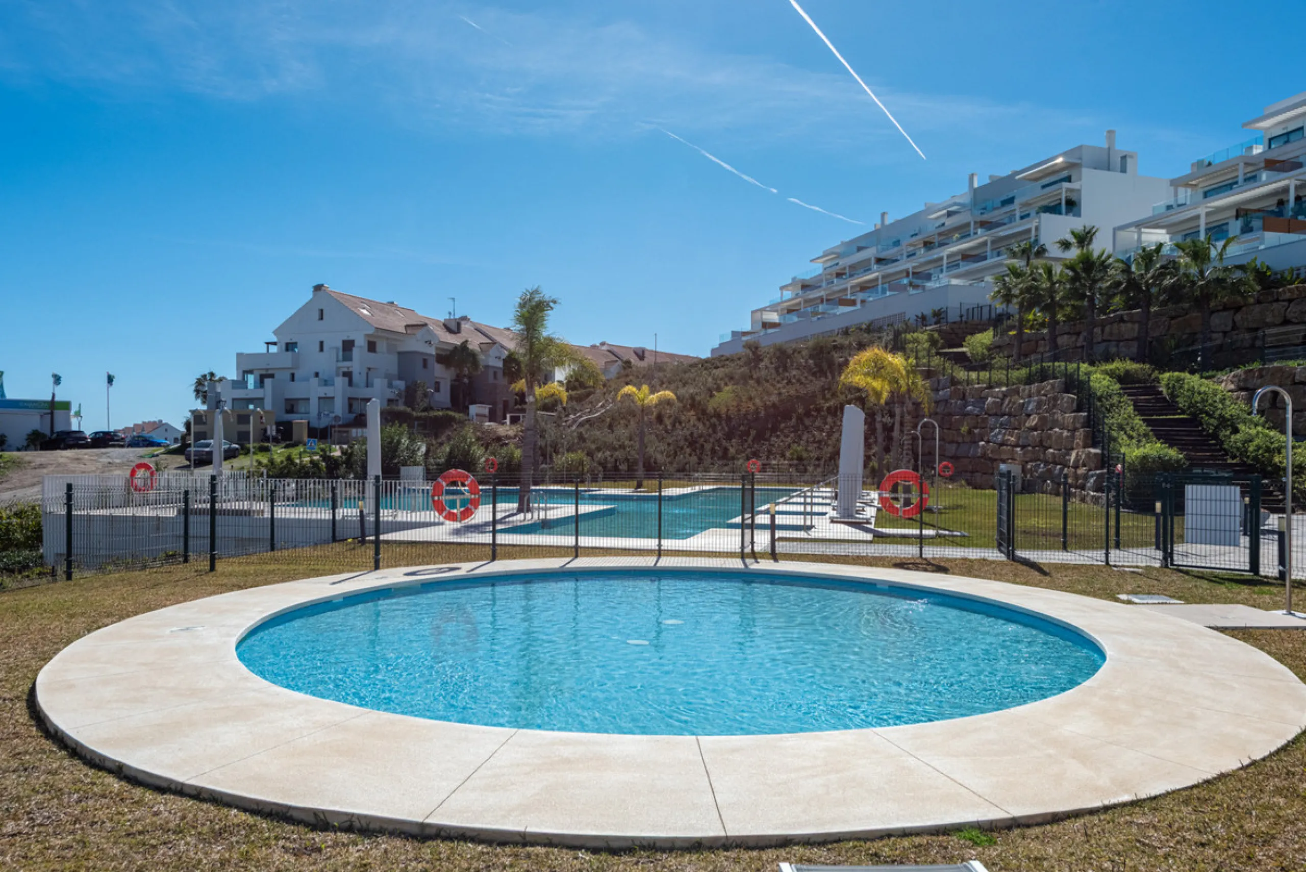 Amazing duplex penthouse with 360 views, situated in a commanding position at the top of the La Cala valley enjoying sweeping landscapes which stretch for miles, yet it is just an 8 minute drive to the centre of the La Cala village.  One Heights is a sele