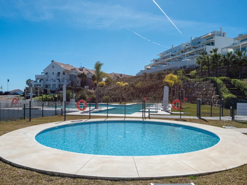 Amazing duplex penthouse with 360 views, situated in a commanding position at the top of the La Cala valley enjoying sweeping landscapes which stretch for miles, yet it is just an 8 minute drive to the centre of the La Cala village.  One Heights is a sele