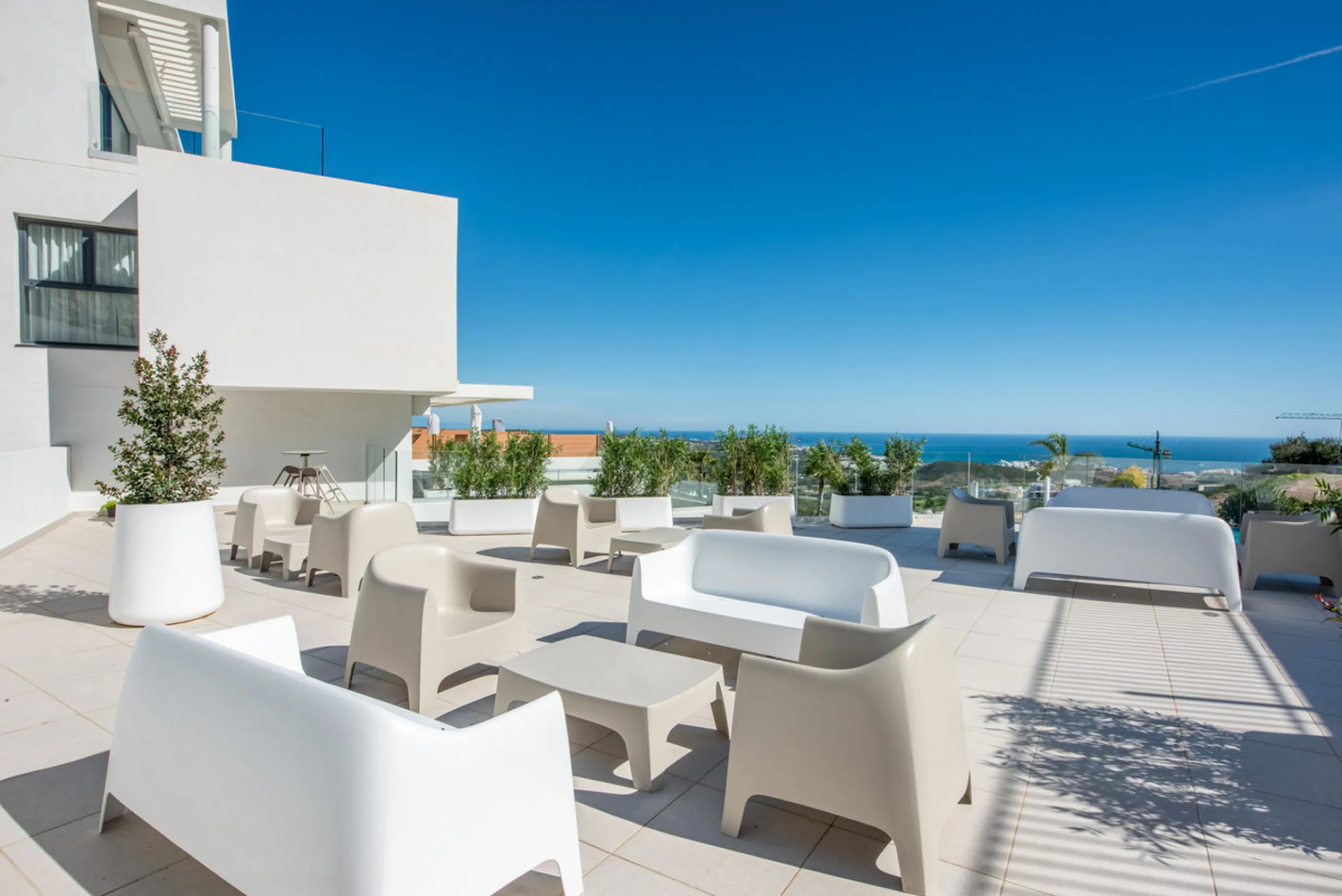 Amazing duplex penthouse with 360 views, situated in a commanding position at the top of the La Cala valley enjoying sweeping landscapes which stretch for miles, yet it is just an 8 minute drive to the centre of the La Cala village.  One Heights is a sele