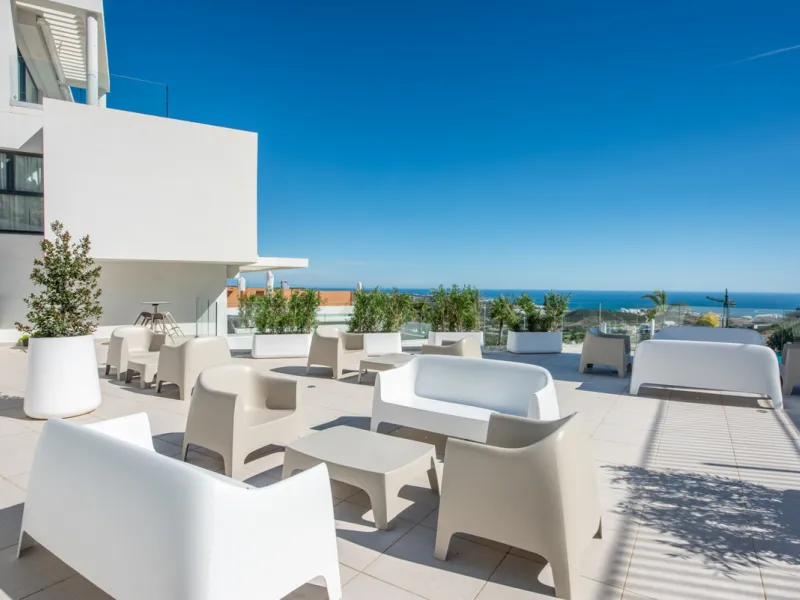 Amazing duplex penthouse with 360 views, situated in a commanding position at the top of the La Cala valley enjoying sweeping landscapes which stretch for miles, yet it is just an 8 minute drive to the centre of the La Cala village.  One Heights is a sele