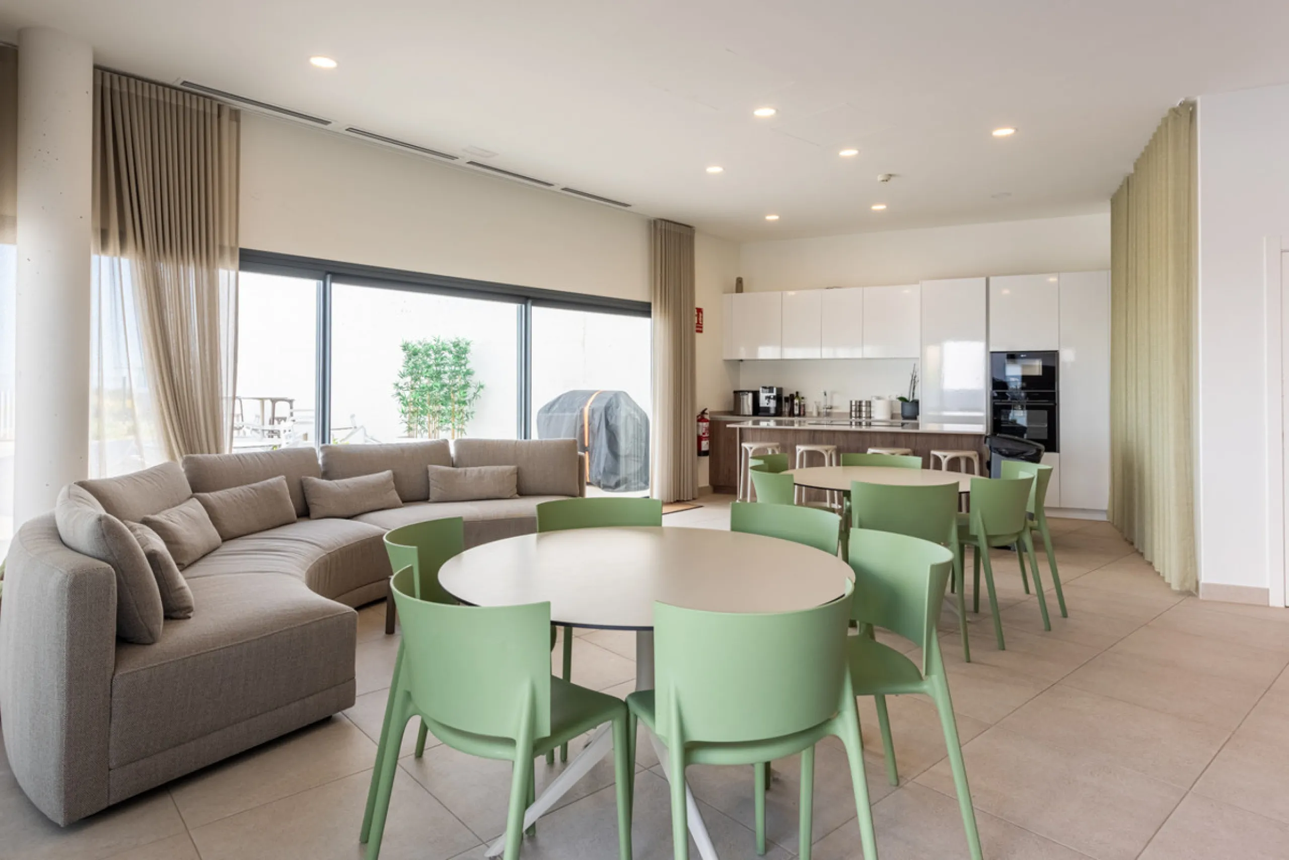 Amazing duplex penthouse with 360 views, situated in a commanding position at the top of the La Cala valley enjoying sweeping landscapes which stretch for miles, yet it is just an 8 minute drive to the centre of the La Cala village.  One Heights is a sele