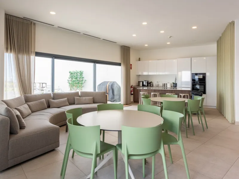 Amazing duplex penthouse with 360 views, situated in a commanding position at the top of the La Cala valley enjoying sweeping landscapes which stretch for miles, yet it is just an 8 minute drive to the centre of the La Cala village.  One Heights is a sele