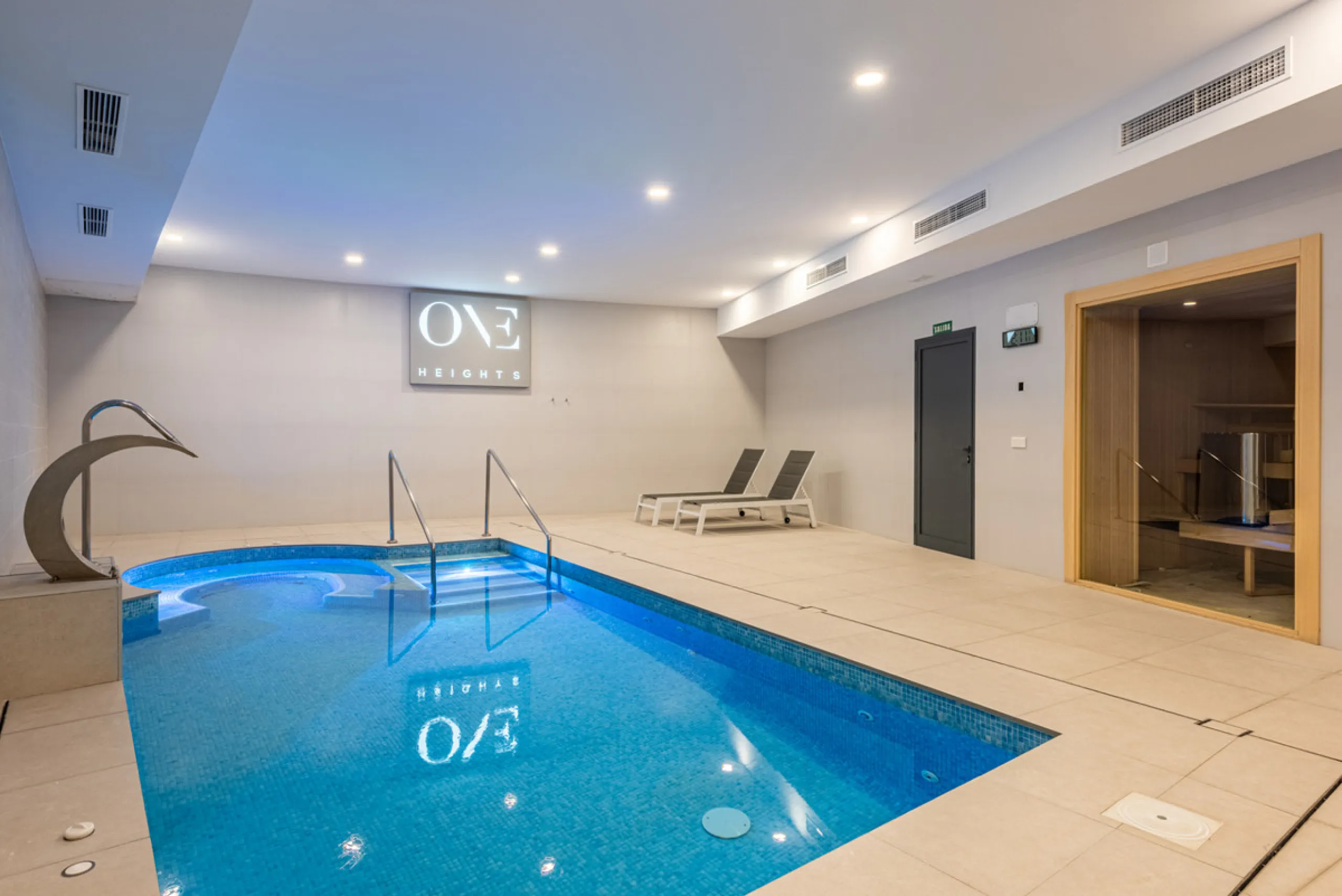 Amazing duplex penthouse with 360 views, situated in a commanding position at the top of the La Cala valley enjoying sweeping landscapes which stretch for miles, yet it is just an 8 minute drive to the centre of the La Cala village.  One Heights is a sele